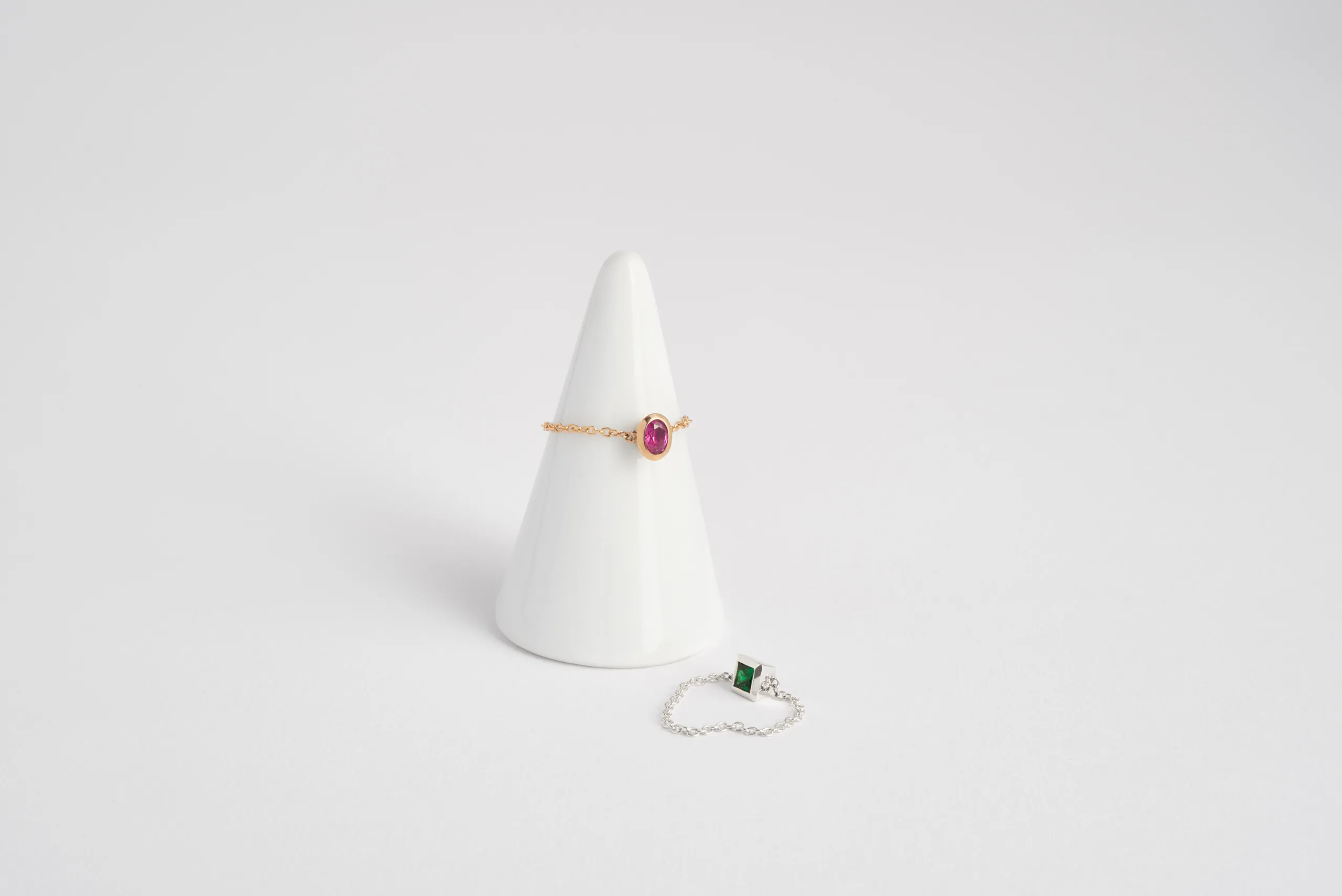 Anelli Maestrale e Scirocco, solitari in oro 18kt con catena rolò, rubino e smeraldo, Monica Candido Gioielli Milano - 1