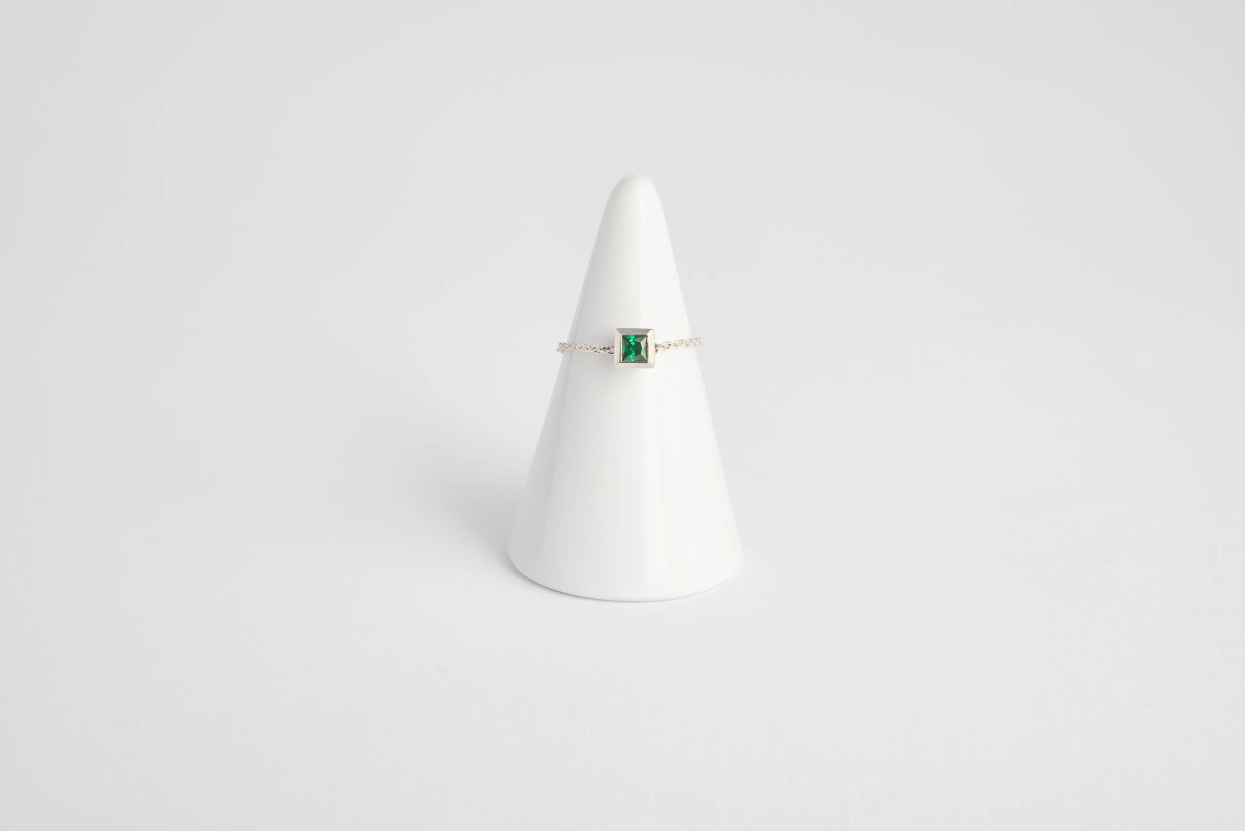 Anelli Maestrale e Scirocco, solitari in oro 18kt con catena rolò, rubino e smeraldo, Monica Candido Gioielli Milano - 2