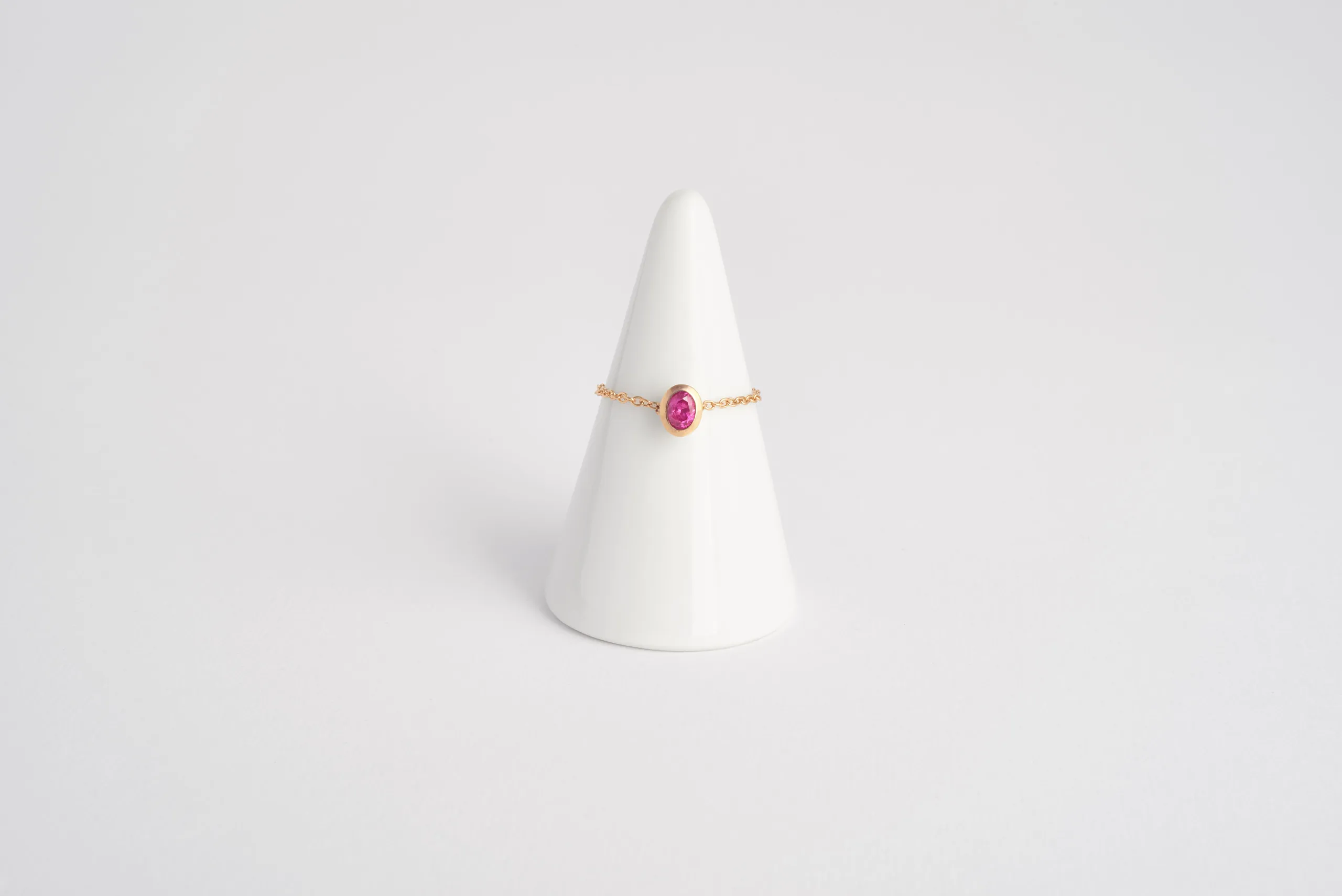 Anelli Maestrale e Scirocco, solitari in oro 18kt con catena rolò, rubino e smeraldo, Monica Candido Gioielli Milano - 3