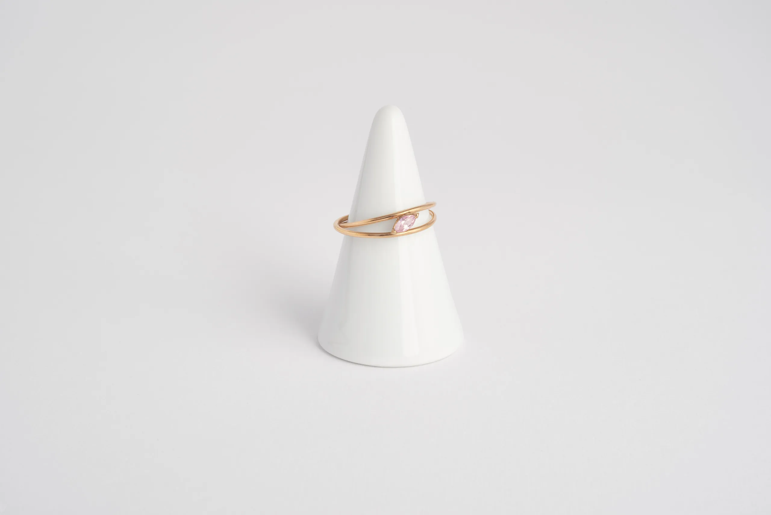 Anello Abbraccio in oro giallo 18kt con zaffiro rosa taglio marquise e doppio giro d'oro, Monica Candido Gioielli Milano - 1