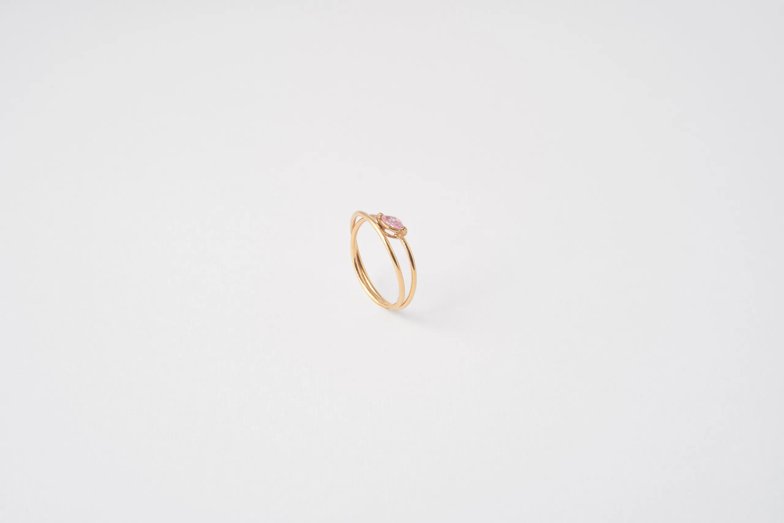 Anello Abbraccio in oro giallo 18kt con zaffiro rosa taglio marquise e doppio giro d'oro, Monica Candido Gioielli Milano - 2