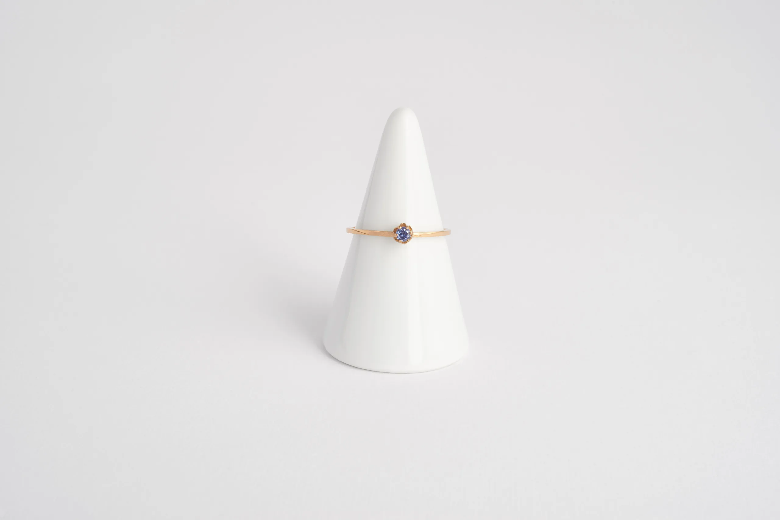 Anello C’era una Volta in oro giallo 18kt con zaffiro jeans e griffe vintage a sei punte, Monica Candido Gioielli Milano - 1