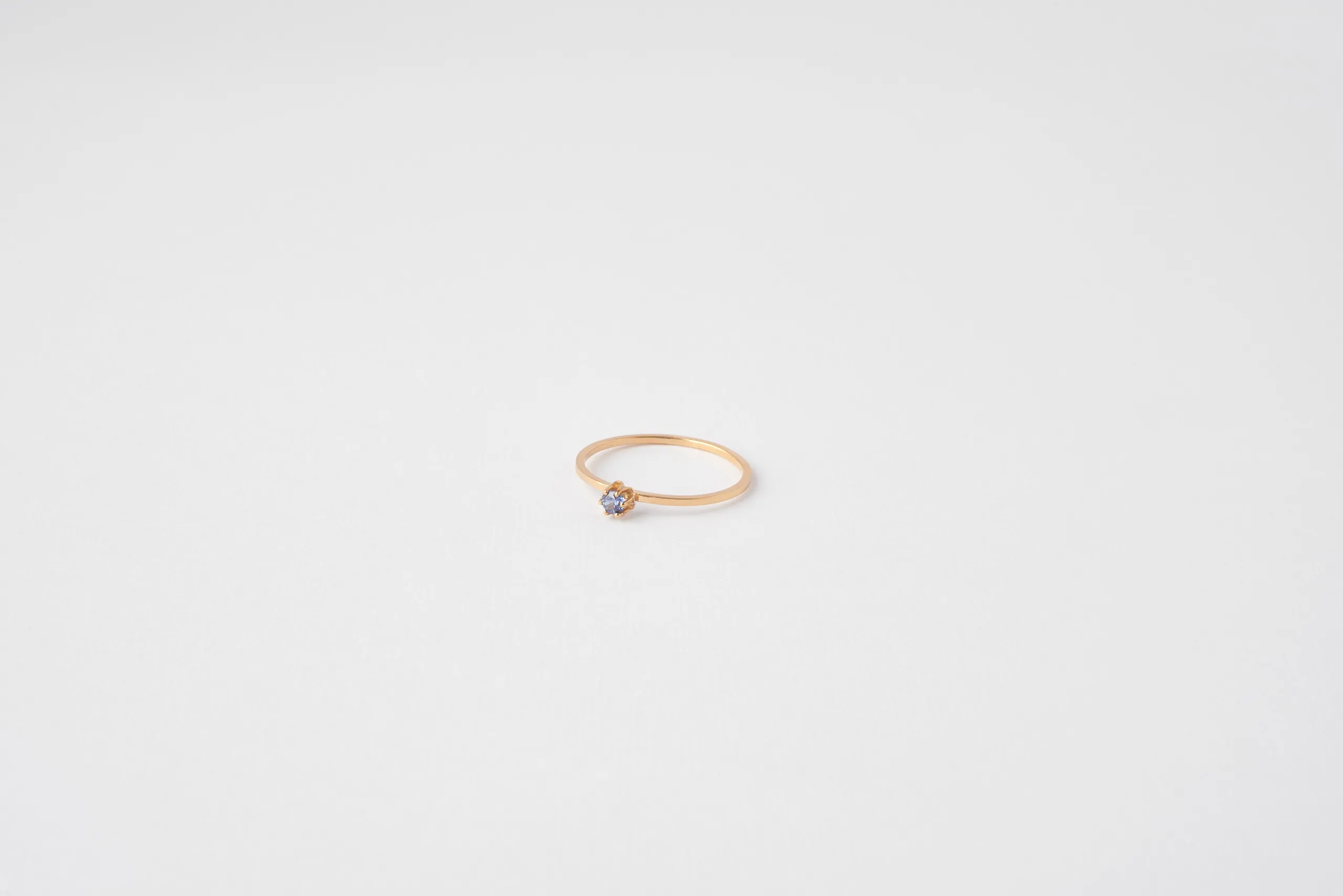 Anello C’era una Volta in oro giallo 18kt con zaffiro jeans e griffe vintage a sei punte, Monica Candido Gioielli Milano - 2