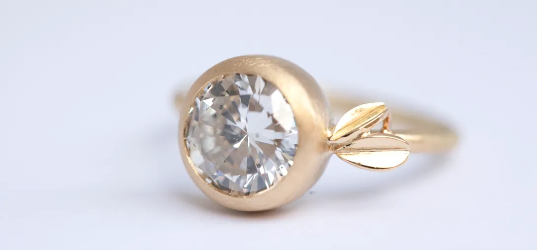 Anello con diamante e foglioline in oro giallo 18kt