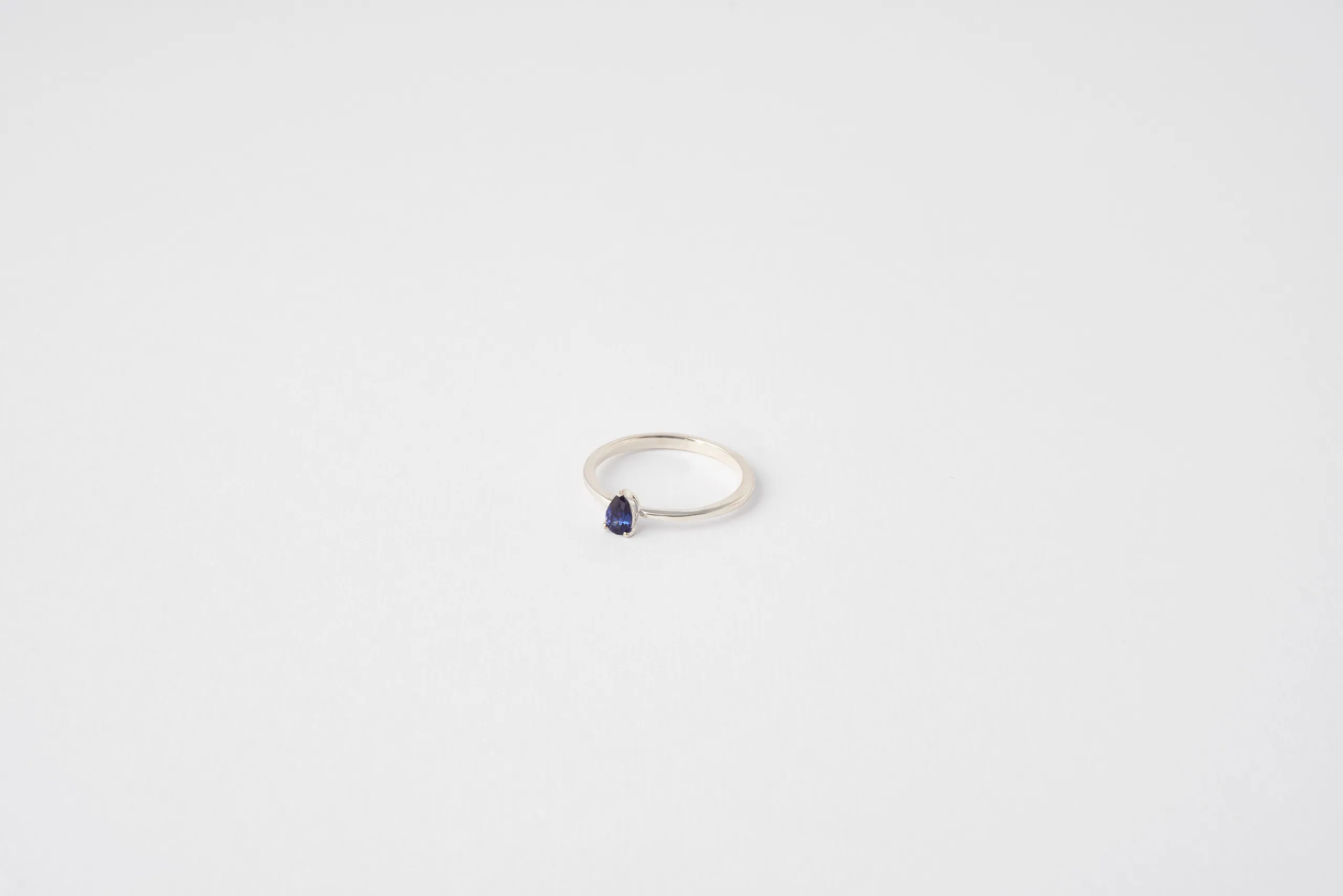 Anello Kai in oro bianco 18kt rodiato con zaffiro blu taglio goccia e gambo a mezza fede, Monica Candido Gioielli Milano - 2