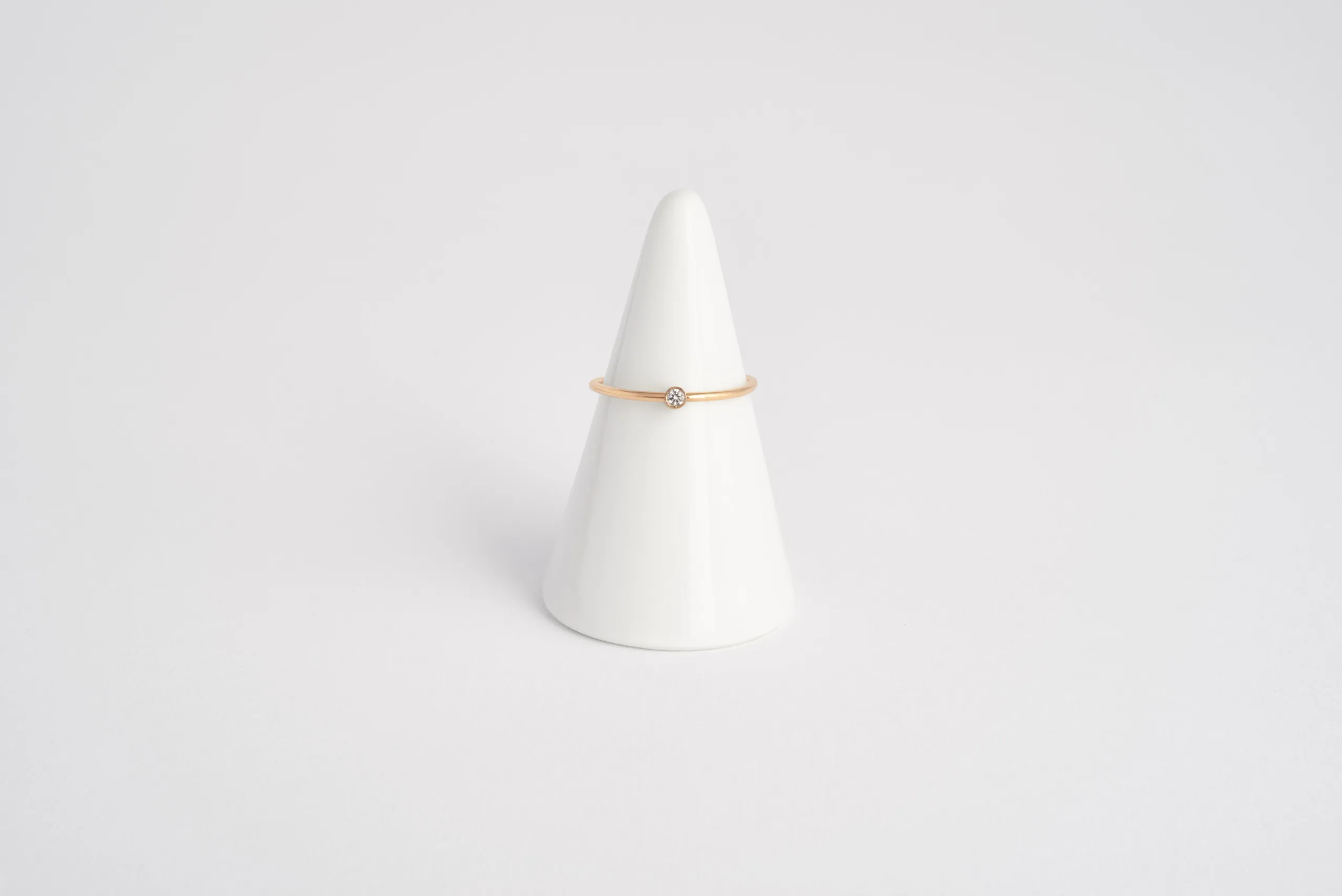 Anello Kalos in oro giallo 18kt con diamante taglio brillante mobile, Monica Candido Gioielli Milano - 1