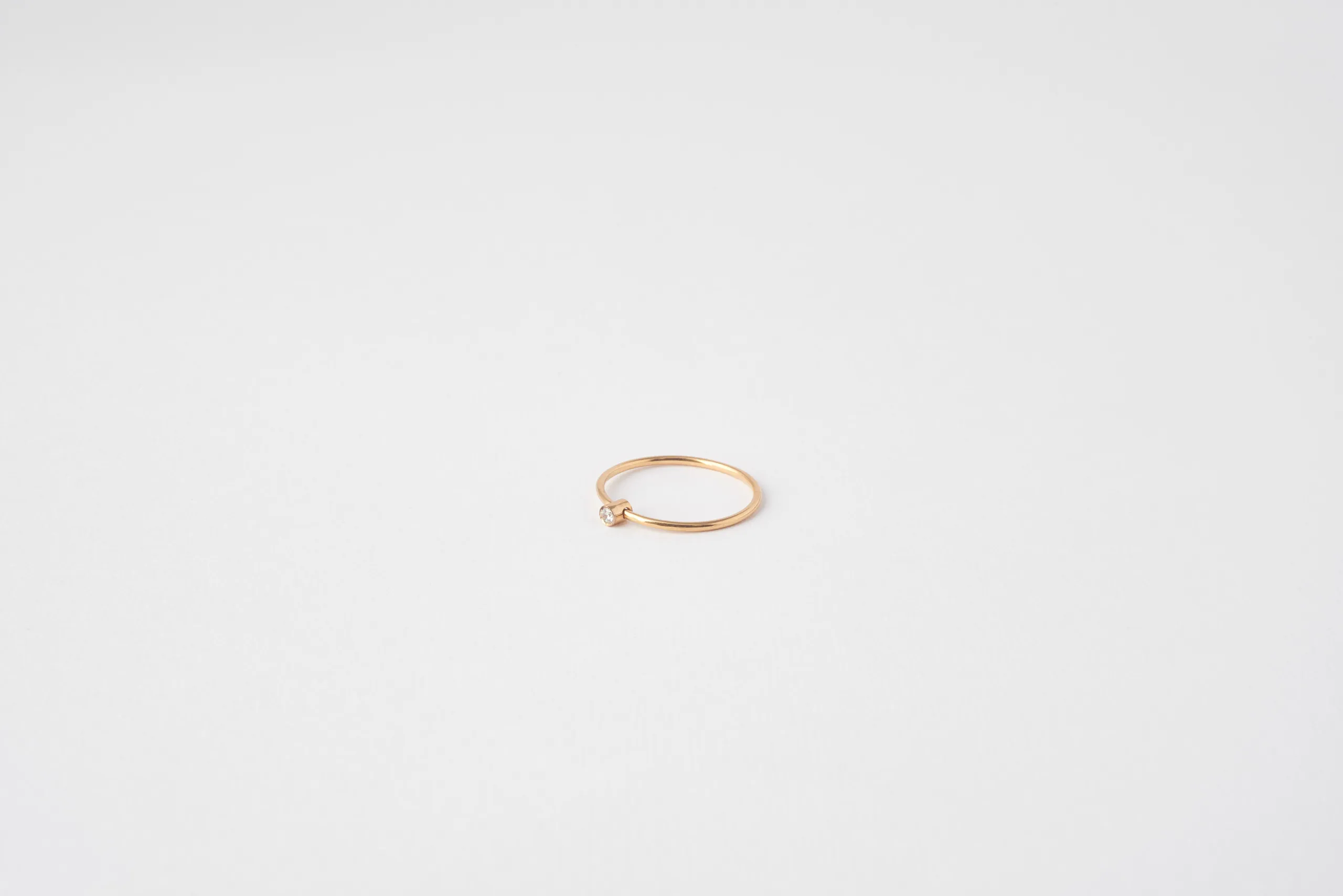 Anello Kalos in oro giallo 18kt con diamante taglio brillante mobile, Monica Candido Gioielli Milano - 2