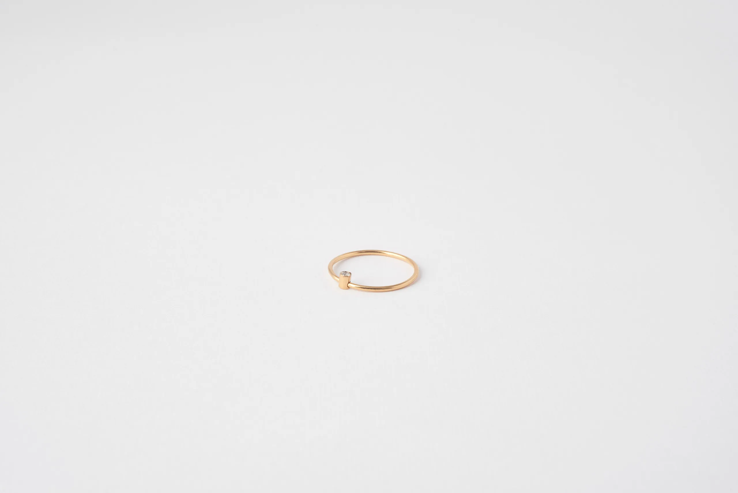 Anello Kalos in oro giallo 18kt con diamante taglio brillante mobile, Monica Candido Gioielli Milano - 3