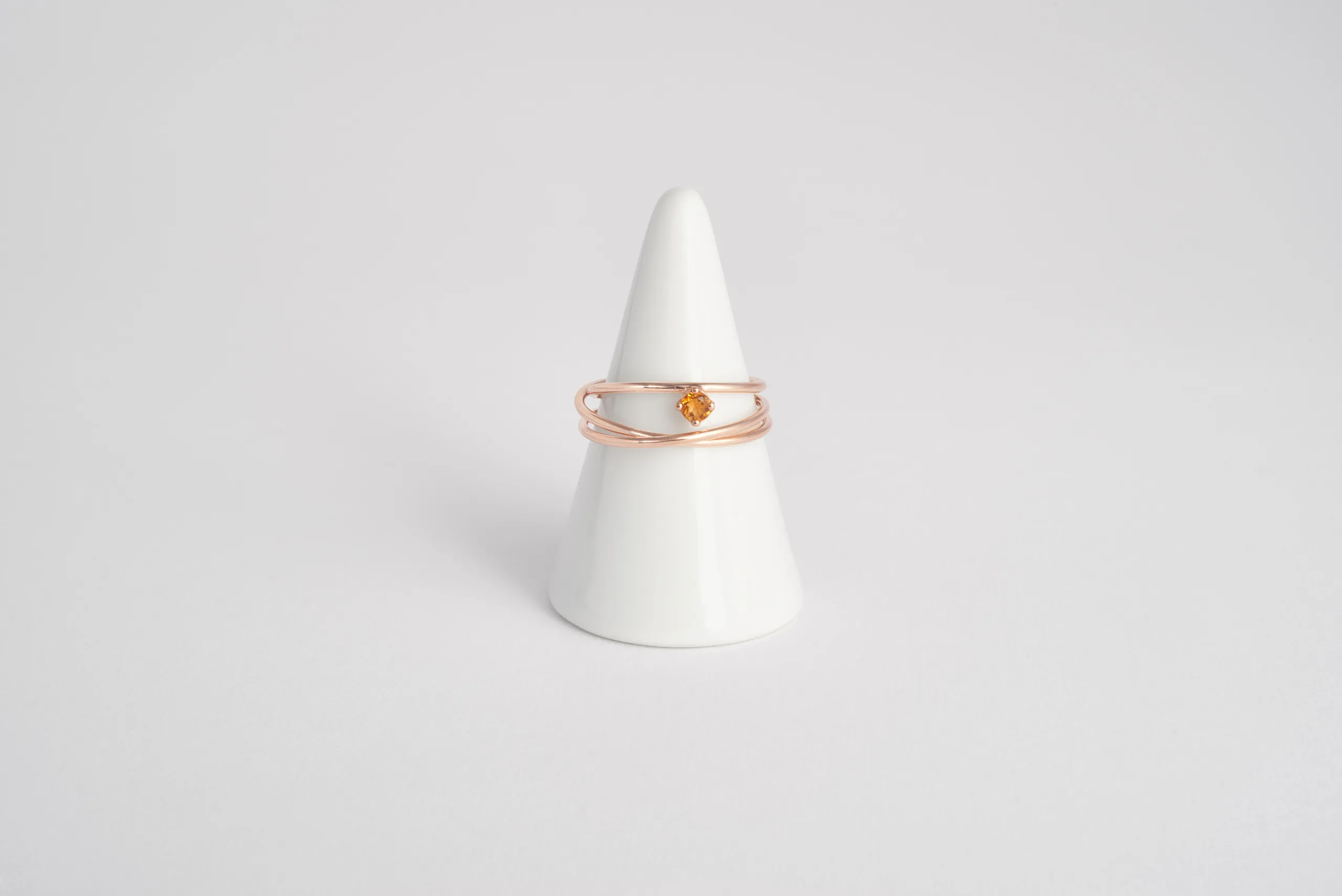 Anello Nido in oro rosa 18kt con topazio imperiale giallo e griffe a coroncina, Monica Candido Gioielli Milano - 1