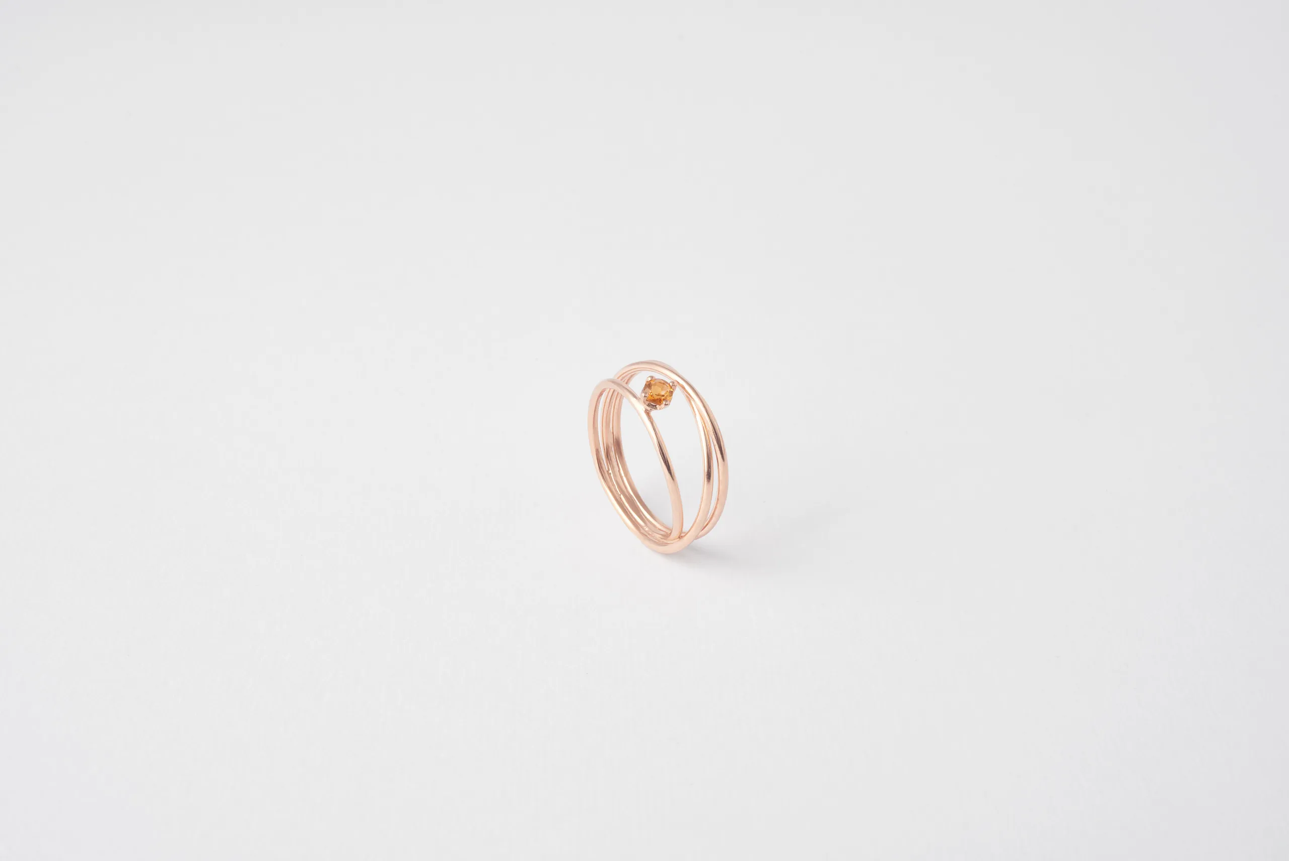 Anello Nido in oro rosa 18kt con topazio imperiale giallo e griffe a coroncina, Monica Candido Gioielli Milano - 2