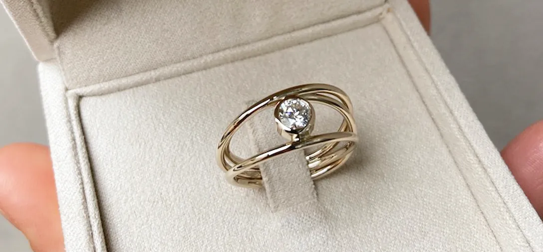 Anello nido con diamante in oro giallo 18kt