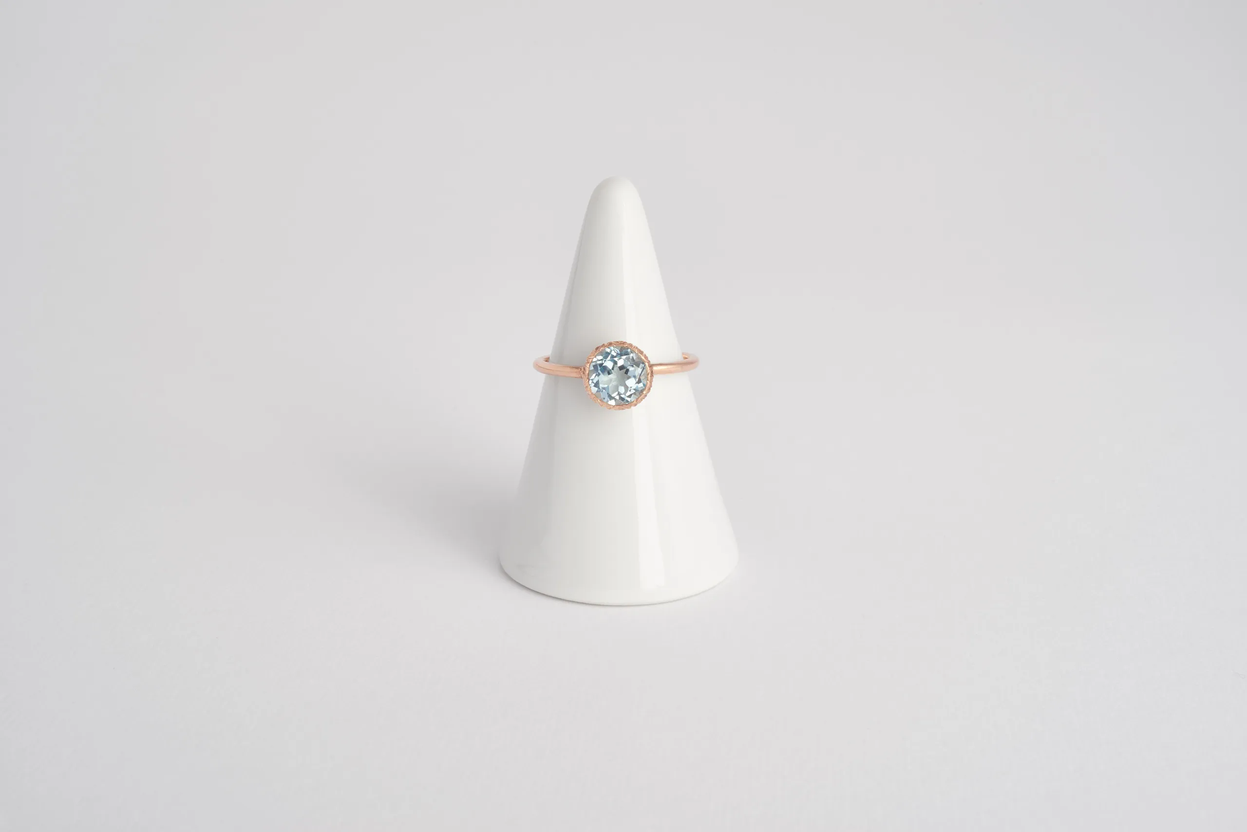 Anello Oasi in oro rosa 18kt con acquamarina taglio brillante e incisione a bulino con motivo a palme, Monica Candido Gioielli Milano - 1