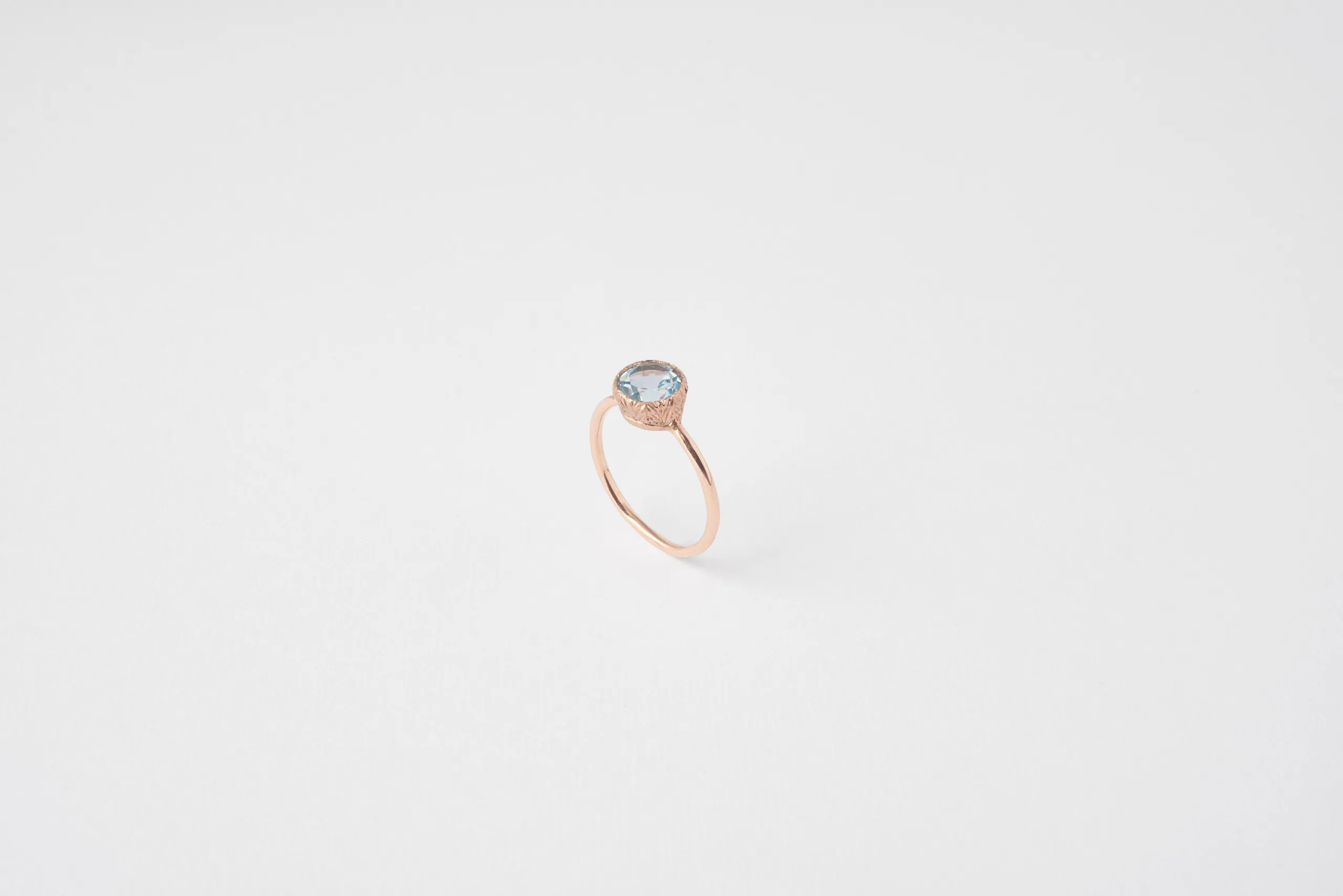 Anello Oasi in oro rosa 18kt con acquamarina taglio brillante e incisione a bulino con motivo a palme, Monica Candido Gioielli Milano - 2