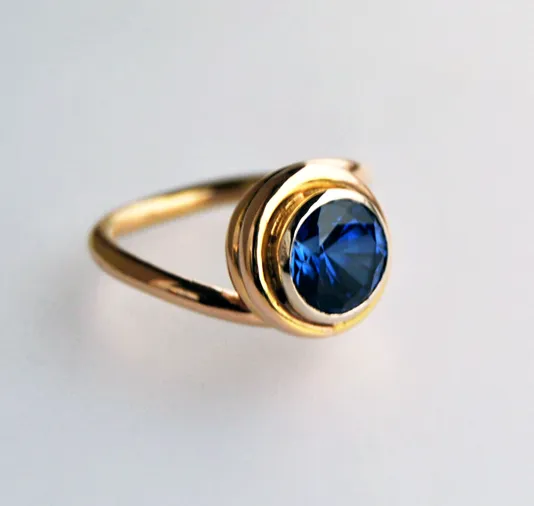 Anello in oro rosa e bianco 18kt con zaffiro