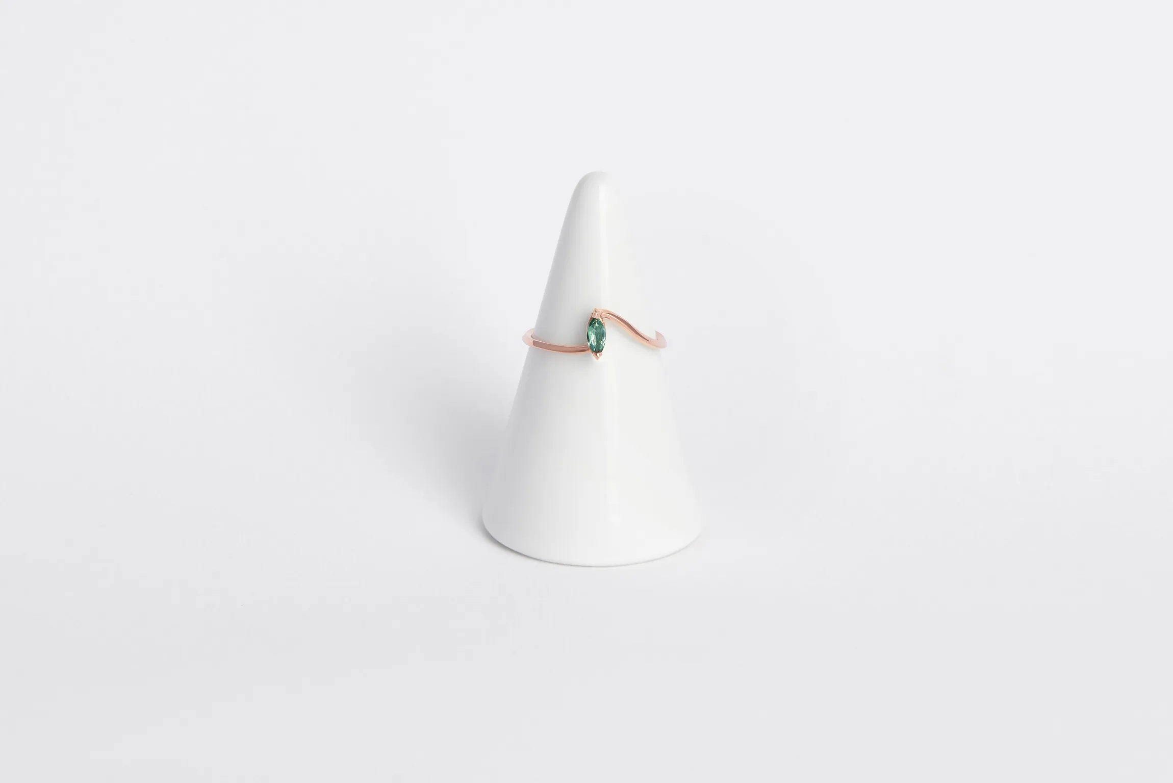 Anello Rendez-Vous in oro rosa 18kt con tormalina verde muschio taglio marquise, Monica Candido Gioielli Milano - 1