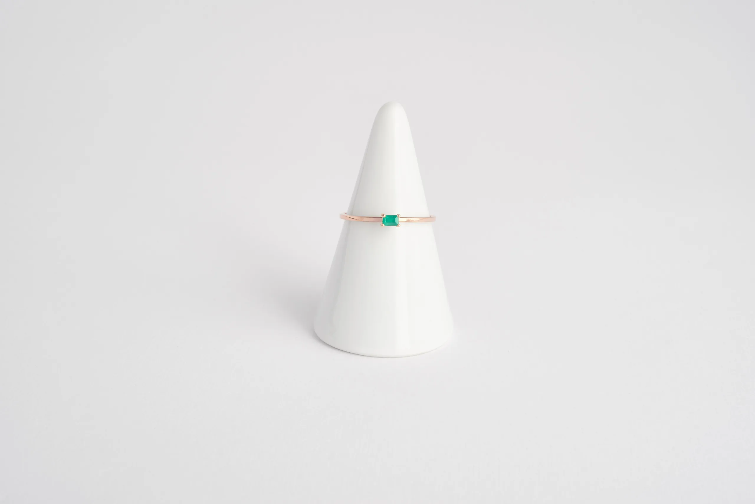 Anello Rio in oro rosa 18kt con smeraldo taglio baguette e design geometrico, Monica Candido Gioielli Milano - 1