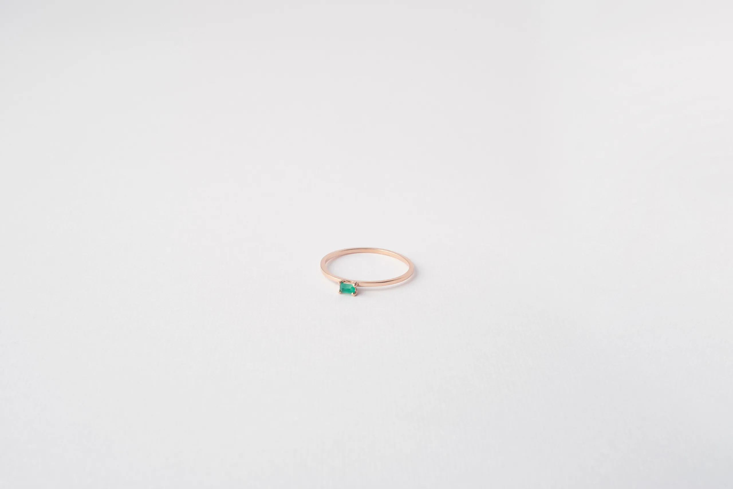 Anello Rio in oro rosa 18kt con smeraldo taglio baguette e design geometrico, Monica Candido Gioielli Milano - 2