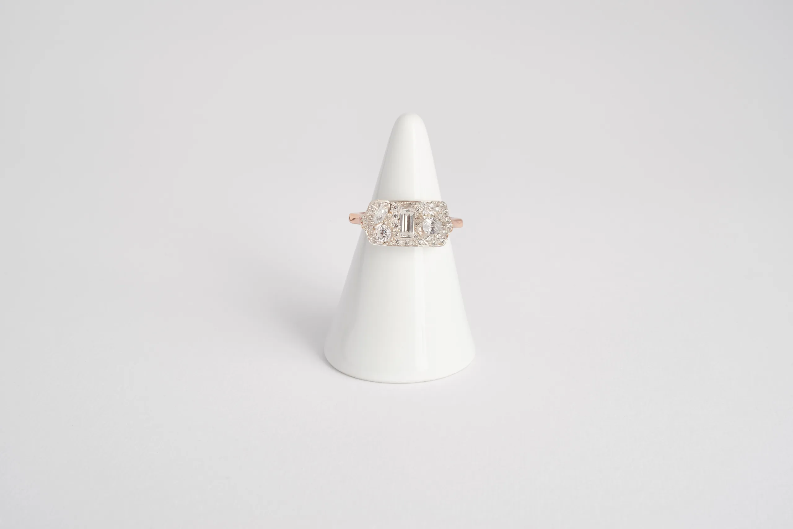 Anello Sinfonia in oro bianco e rosa 18kt con diamanti multi-taglio in pavé, Monica Candido Gioielli Milano - 1