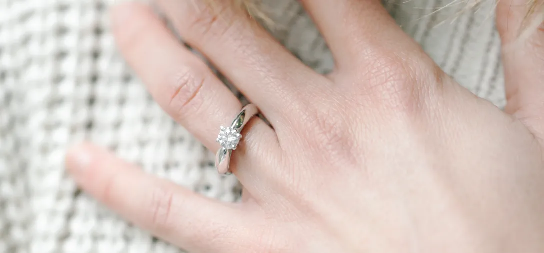 Anello solitario con diamante in oro 18kt