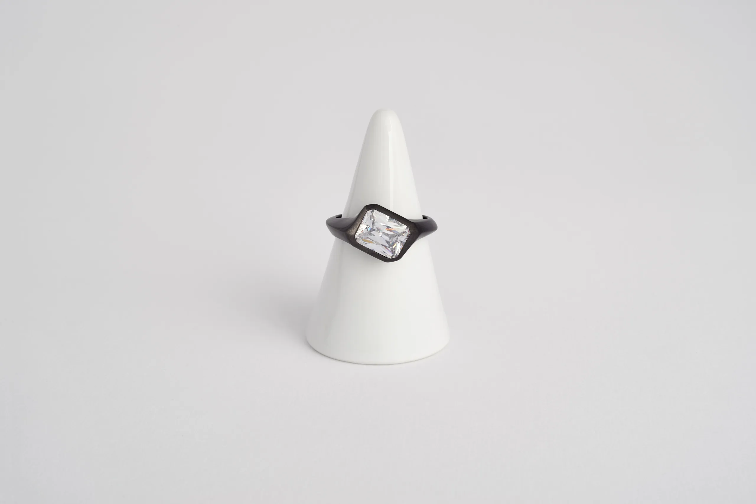 Anello Titano in oro bianco 18kt con placcatura in rutenio e diamante taglio radiant, Monica Candido Gioielli Milano - 1