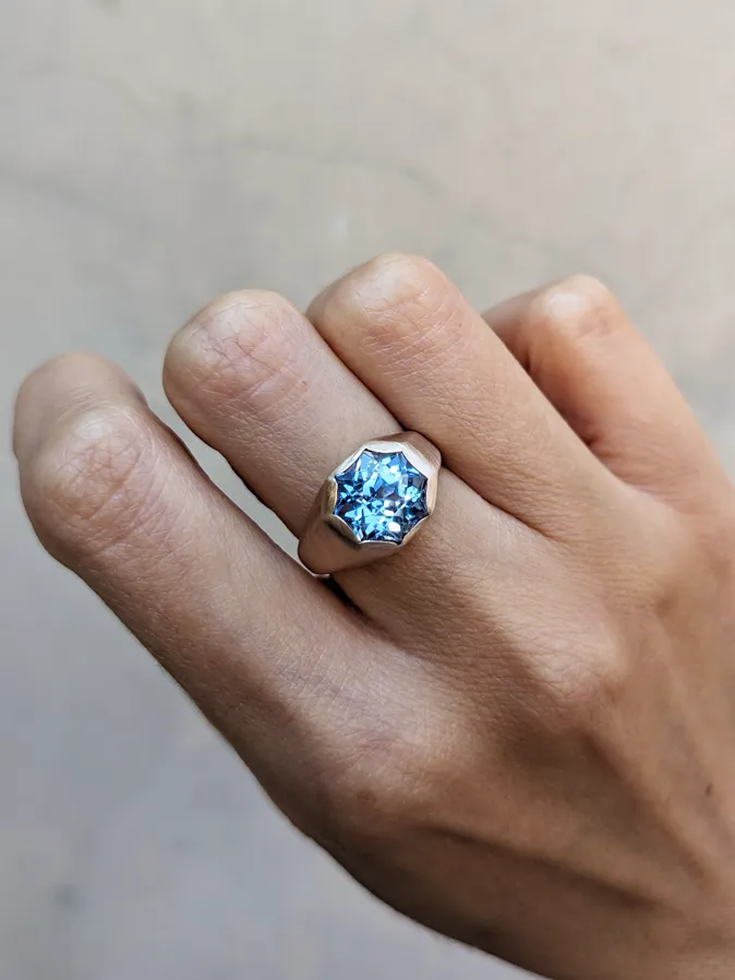 Anello in oro 18kt con topazio azzurro