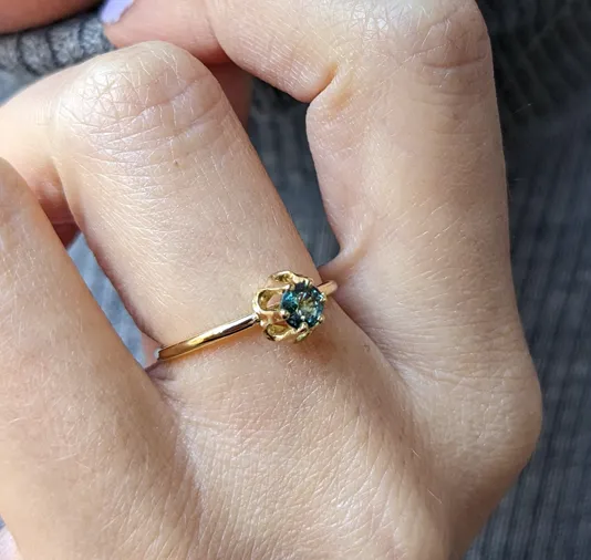 Anello in oro giallo 18kt con tormalina e griffe vintage