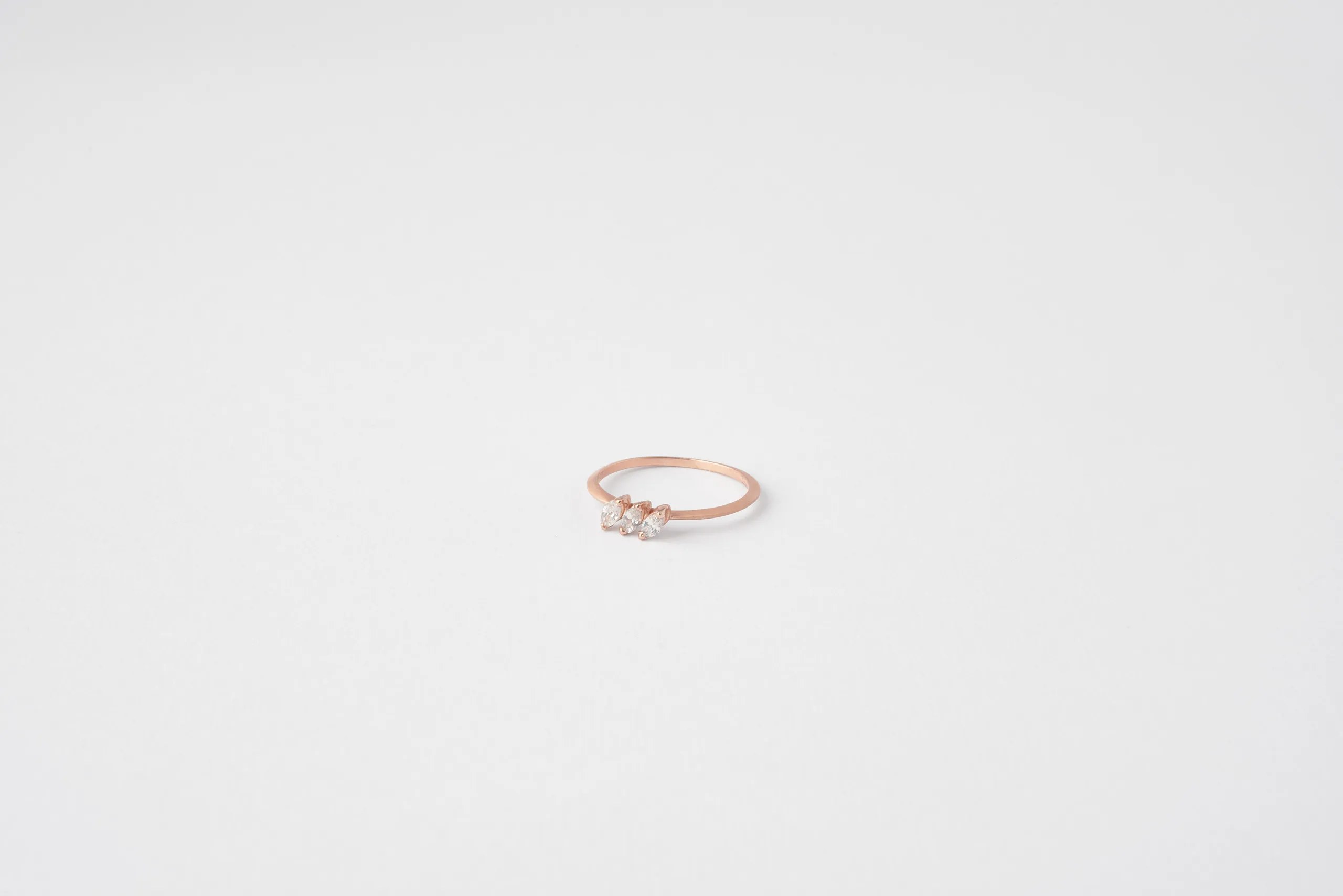 Anello Trio trilogy in oro rosa 18kt satinato con tre diamanti taglio navette, Monica Candido Gioielli Milano - 2