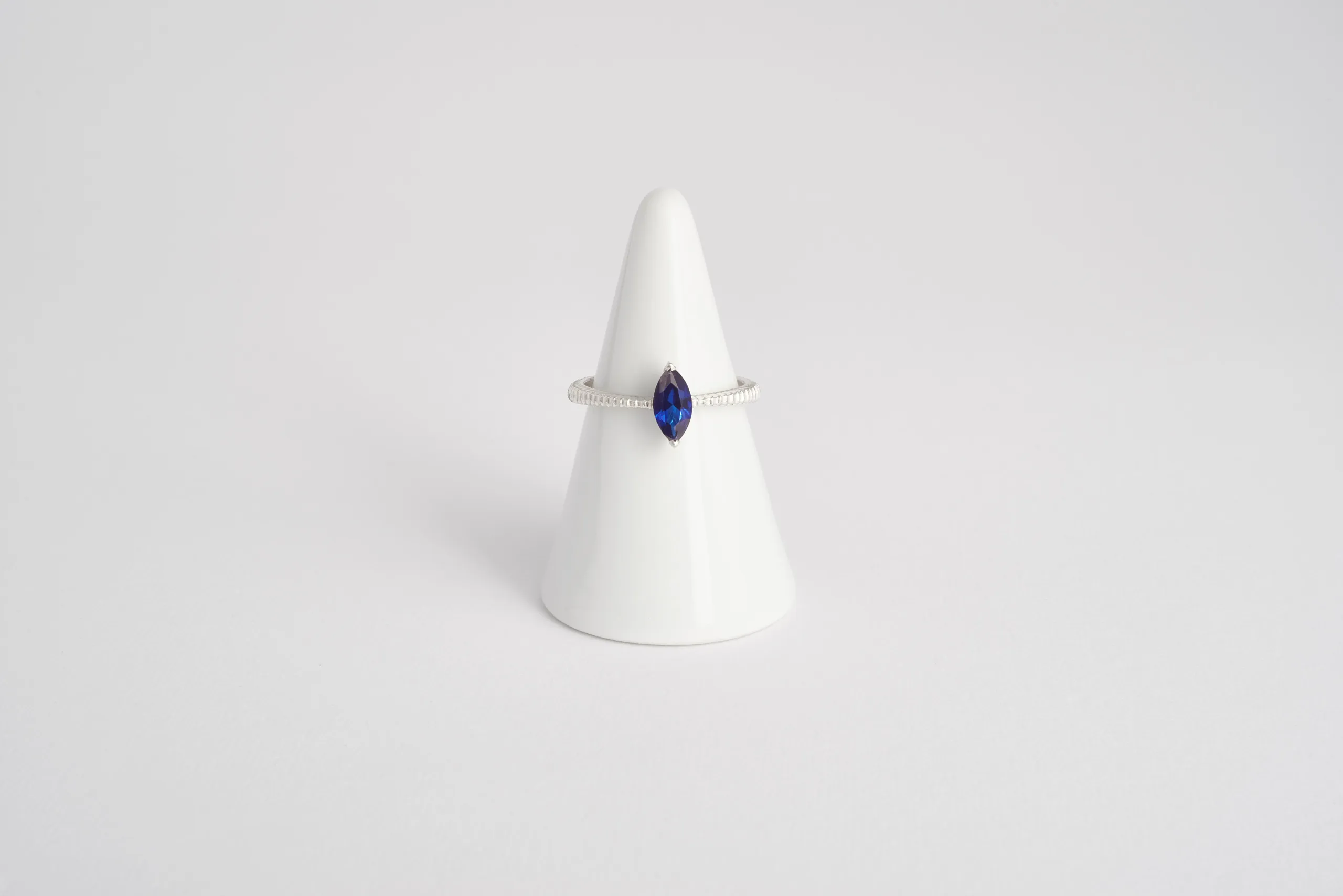 Anello Veliero in oro 18kt con zaffiro blu taglio navette e incisione artigianale a bulino, Monica Candido Gioielli Milano - 1