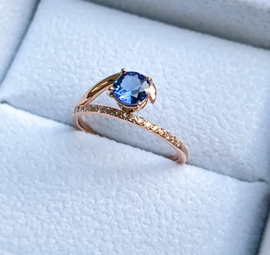 Anello in oro giallo 18kt con zaffiro e pavé di diamanti a onda