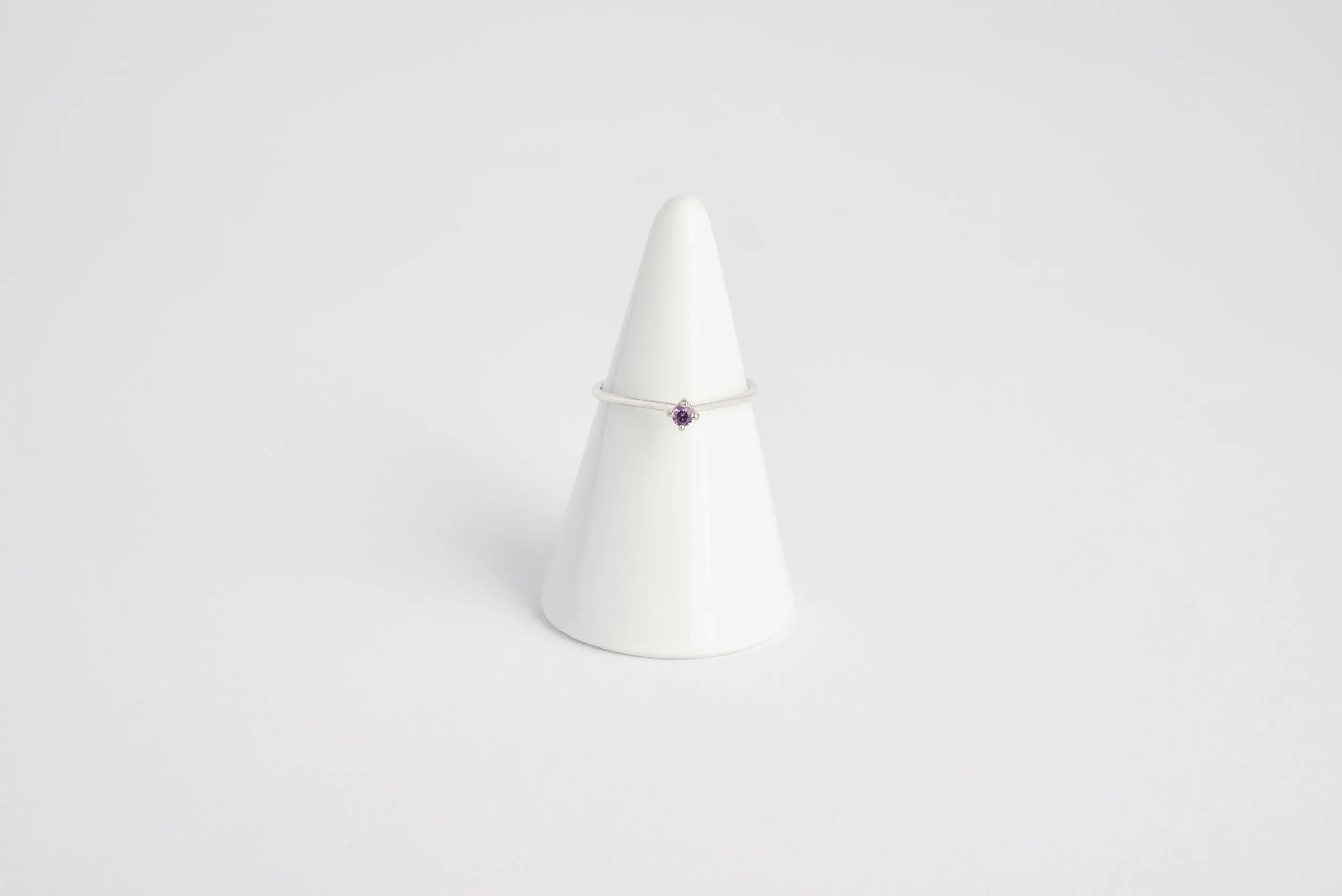 Anello Zenith in oro bianco 18kt rodiato con ametista taglio brillante e gambo a goccia, Monica Candido Gioielli Milano - 1