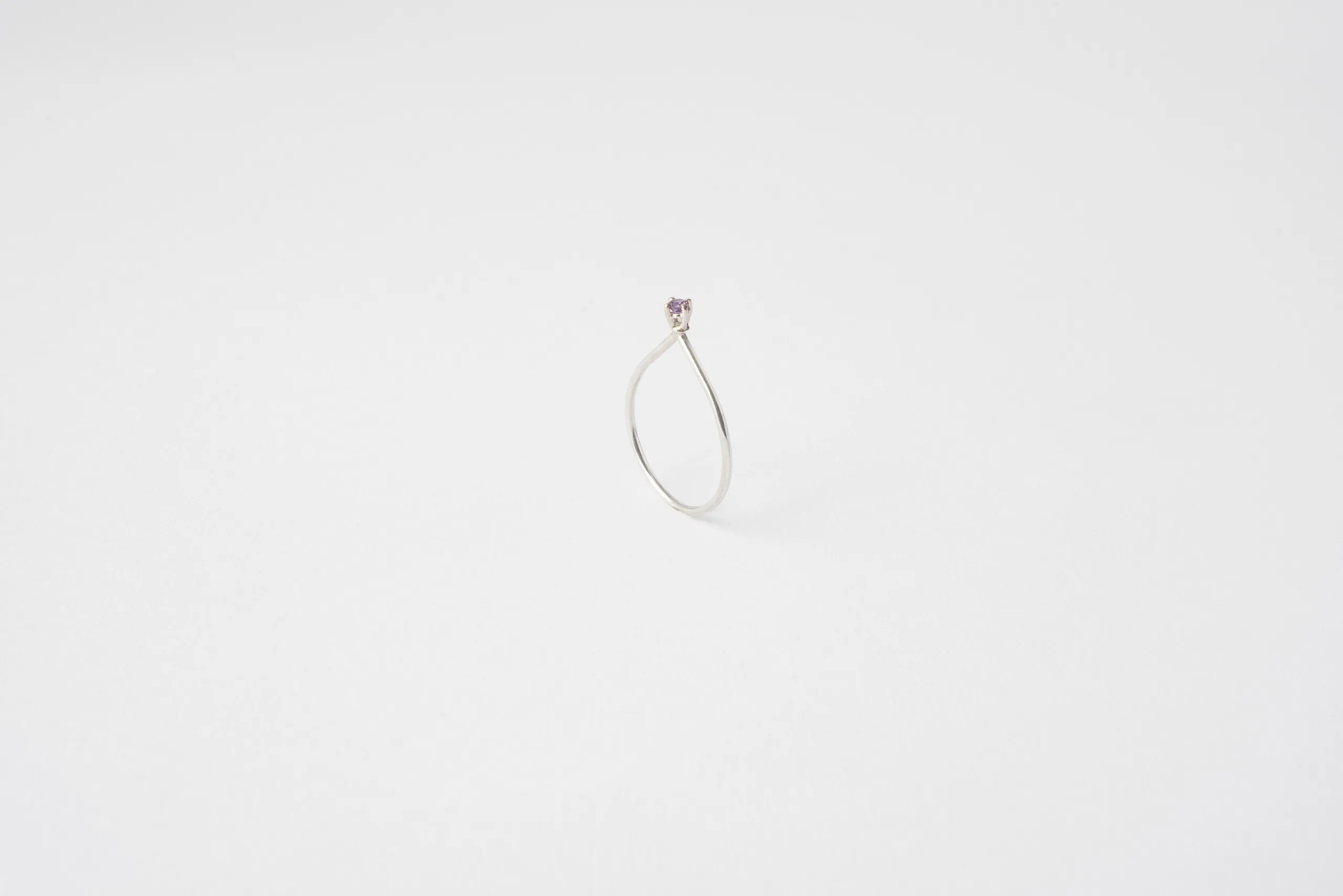 Anello Zenith in oro bianco 18kt rodiato con ametista taglio brillante e gambo a goccia, Monica Candido Gioielli Milano - 2