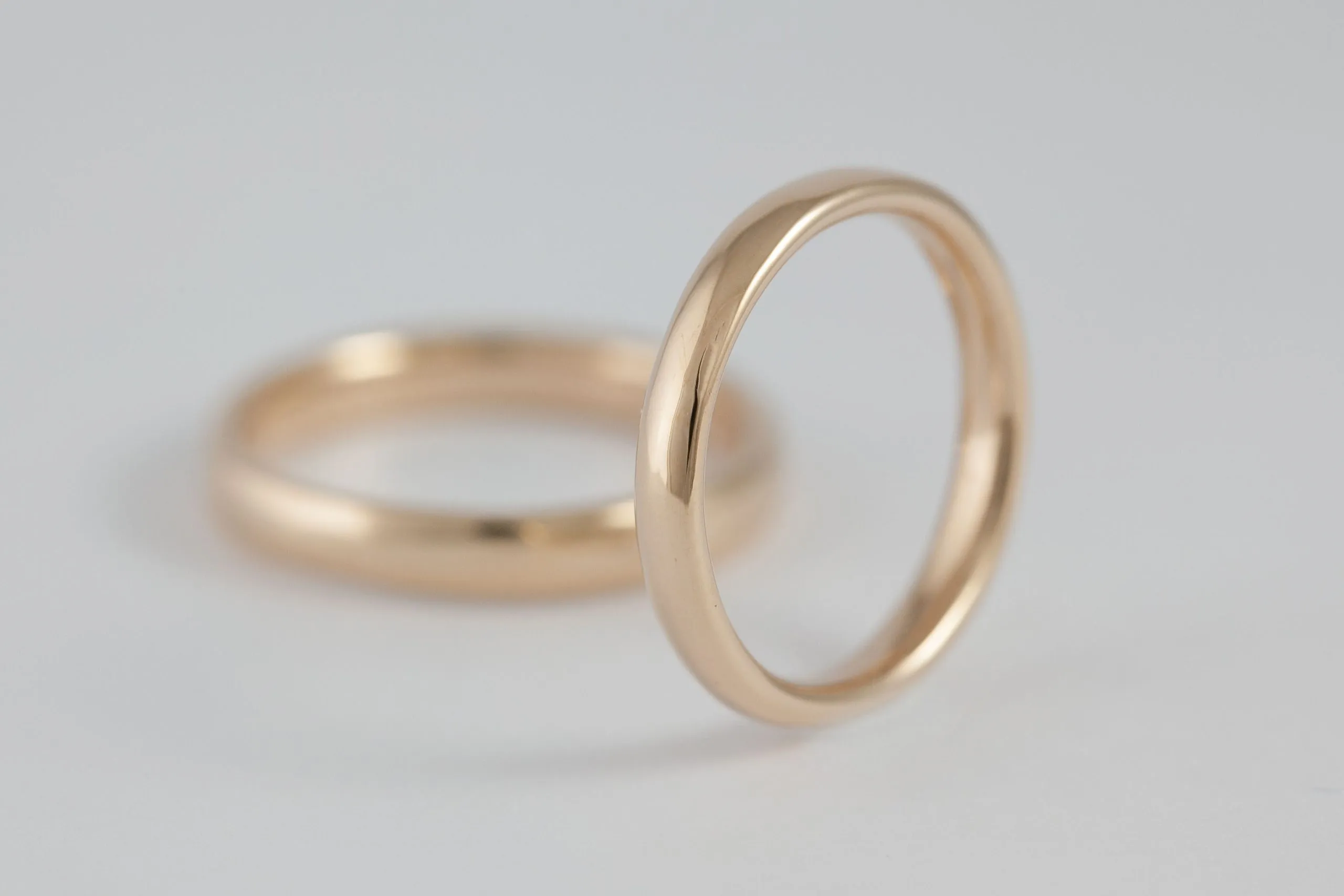 Fedi nuziali comode comfort fit artigianali in oro 18kt, Monica Candido Gioielli Milano - 1