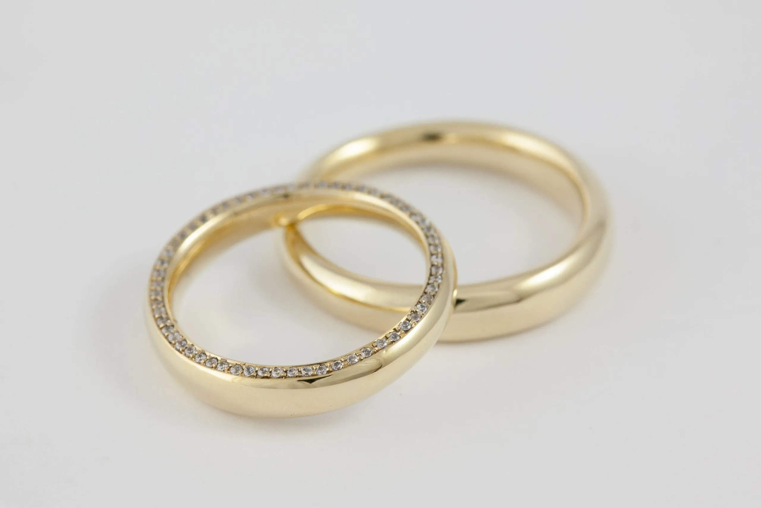 Fedi nuziali comode svasate artigianali in oro 18kt con profilo svasato, Monica Candido Gioielli Milano - 1