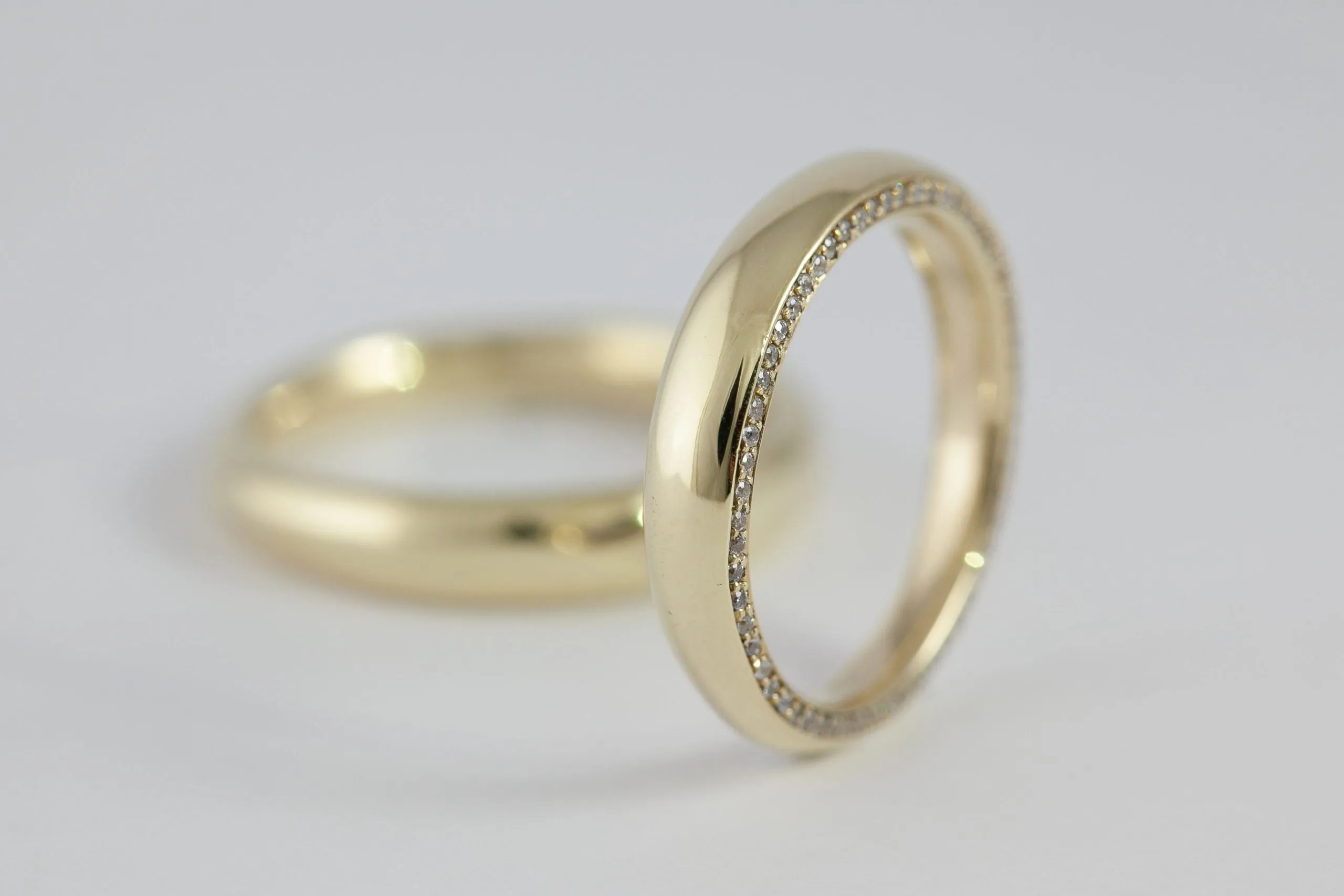 Fedi nuziali comode svasate artigianali in oro 18kt con profilo svasato, Monica Candido Gioielli Milano - 2