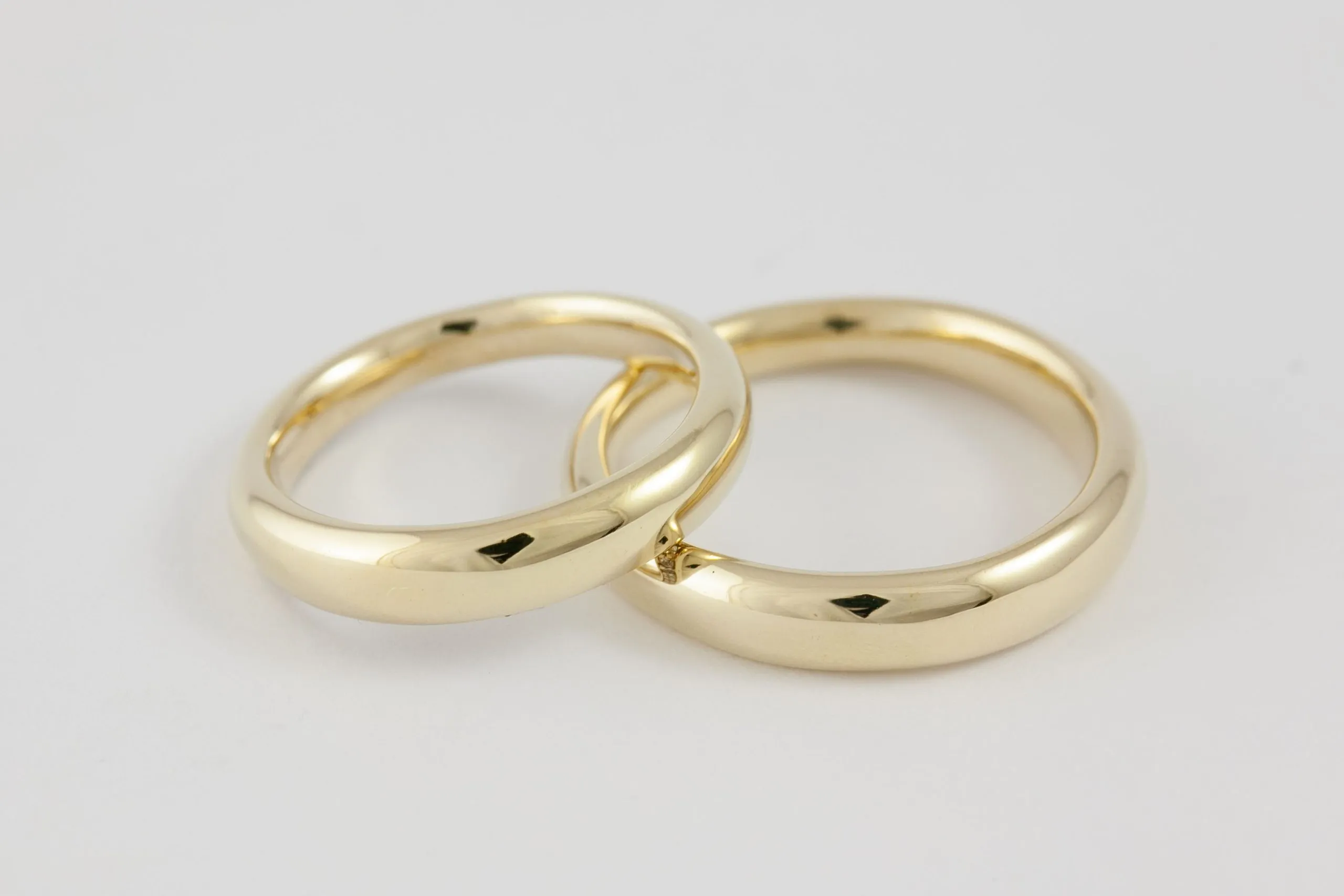 Fedi nuziali comode svasate artigianali in oro 18kt con profilo svasato, Monica Candido Gioielli Milano - 3