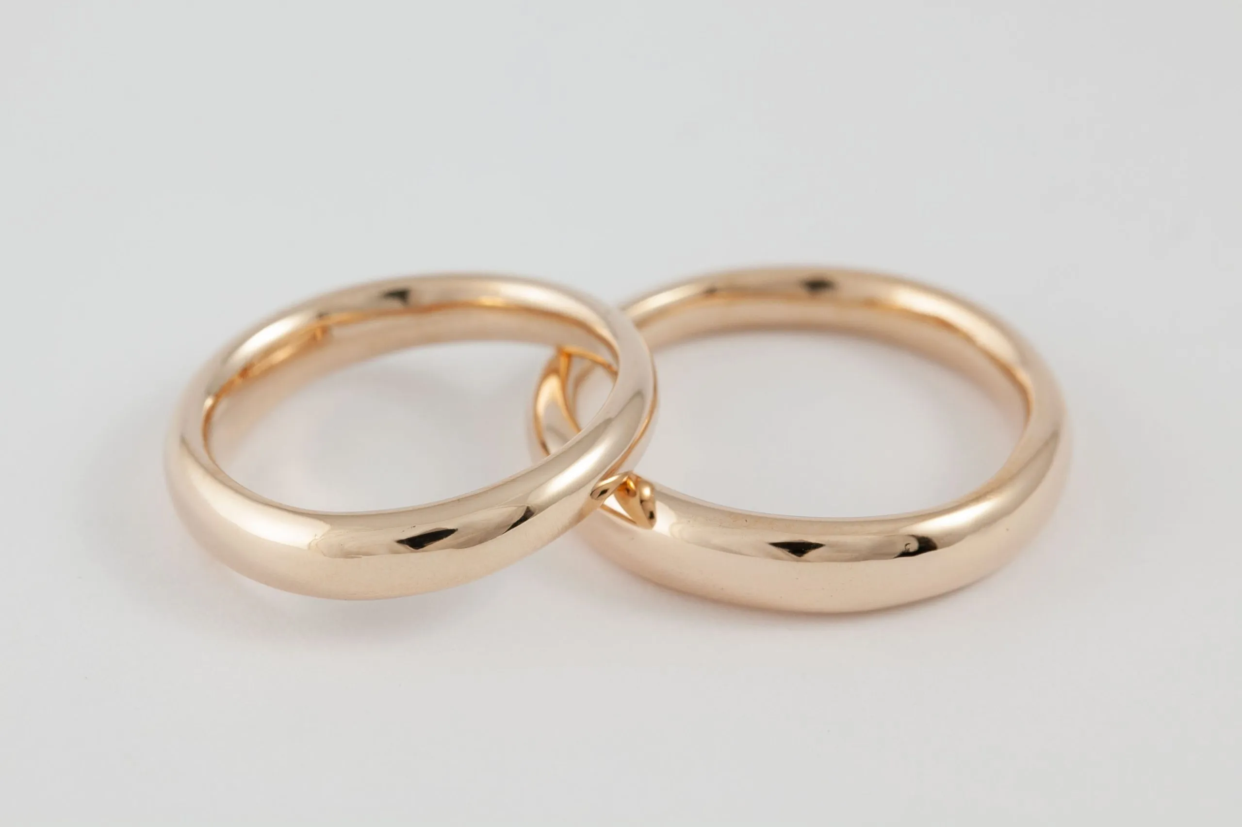 Fedi nuziali comode svasate artigianali in oro 18kt con profilo svasato, Monica Candido Gioielli Milano - 6