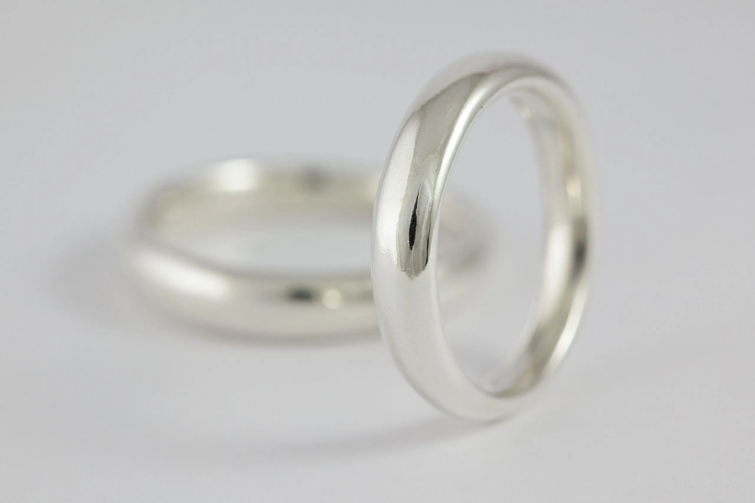 Fedi nuziali comode svasate artigianali in oro 18kt con profilo svasato, Monica Candido Gioielli Milano - 8