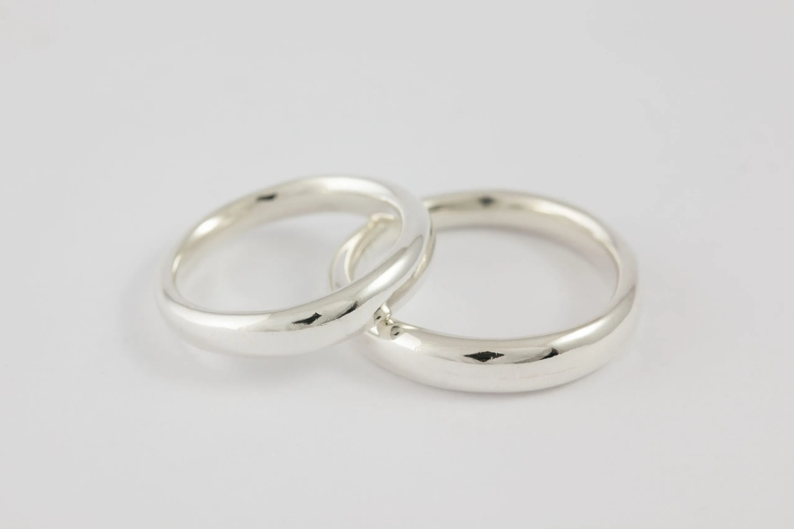 Fedi nuziali comode svasate artigianali in oro 18kt con profilo svasato, Monica Candido Gioielli Milano - 9