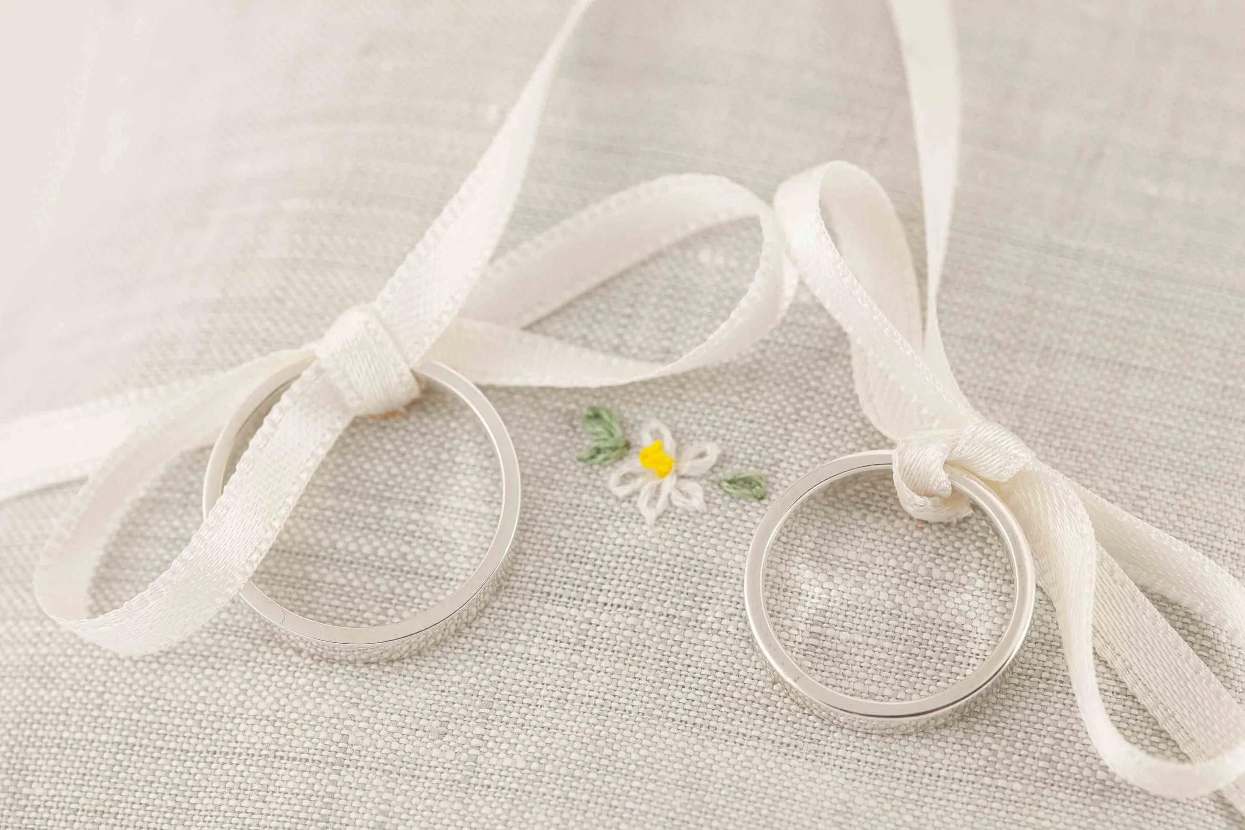 Fedi nuziali a fascetta artigianali in oro 18kt con design geometrico, Monica Candido Gioielli Milano - 10