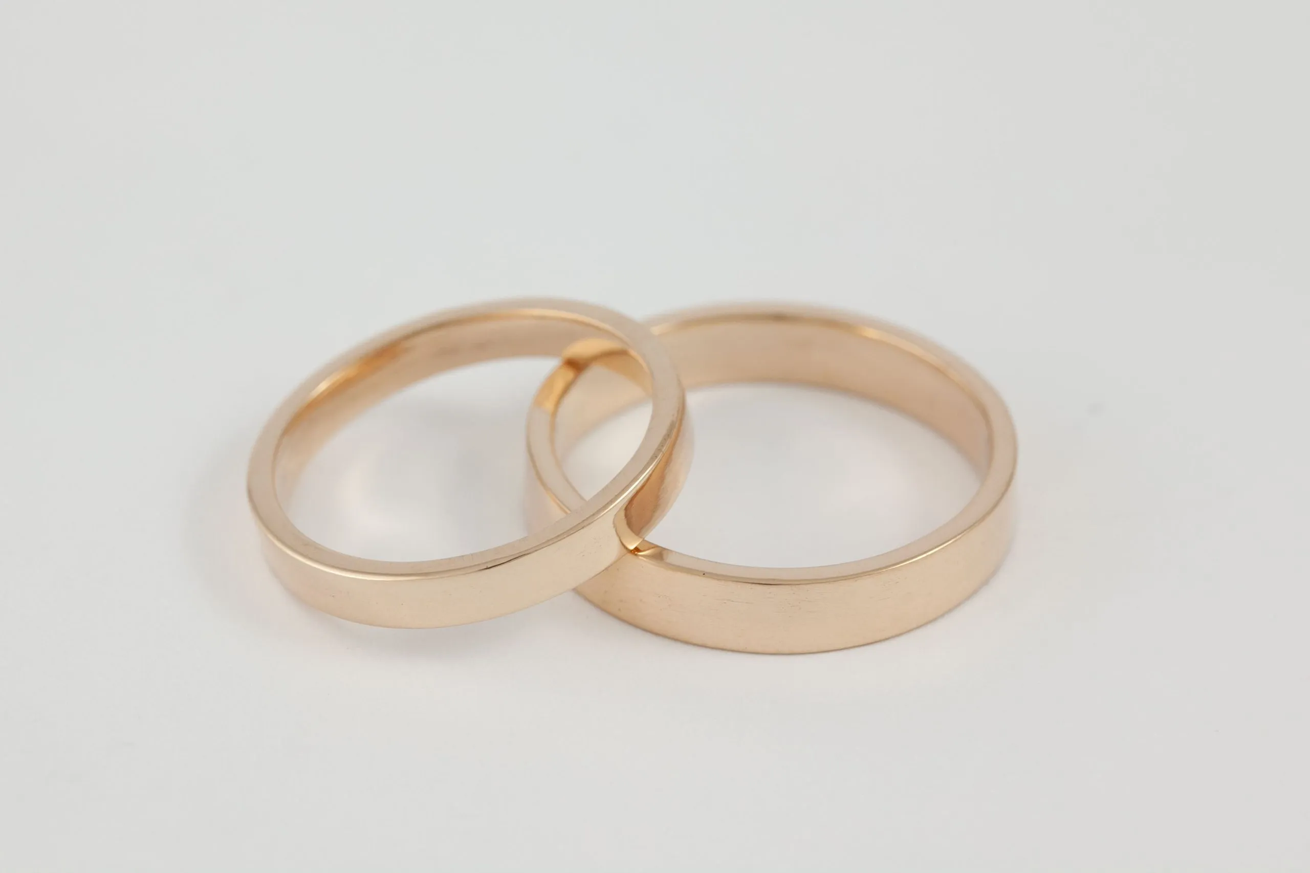 Fedi nuziali a fascetta artigianali in oro 18kt con design geometrico, Monica Candido Gioielli Milano - 2