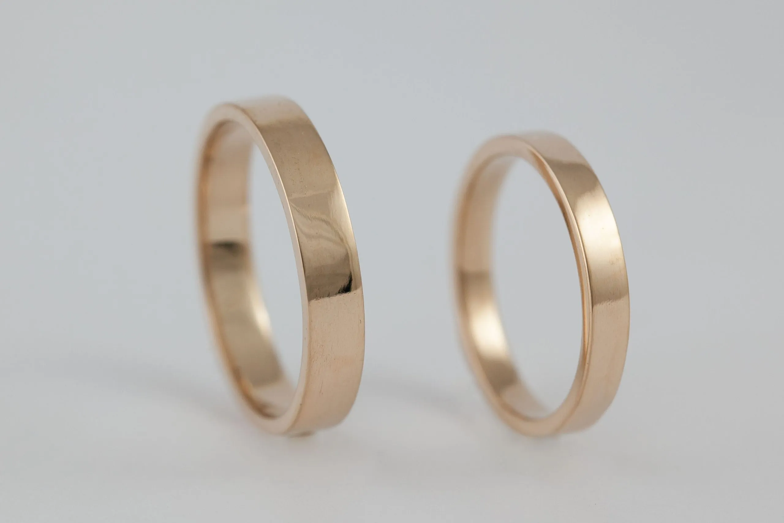 Fedi nuziali a fascetta artigianali in oro 18kt con design geometrico, Monica Candido Gioielli Milano - 3