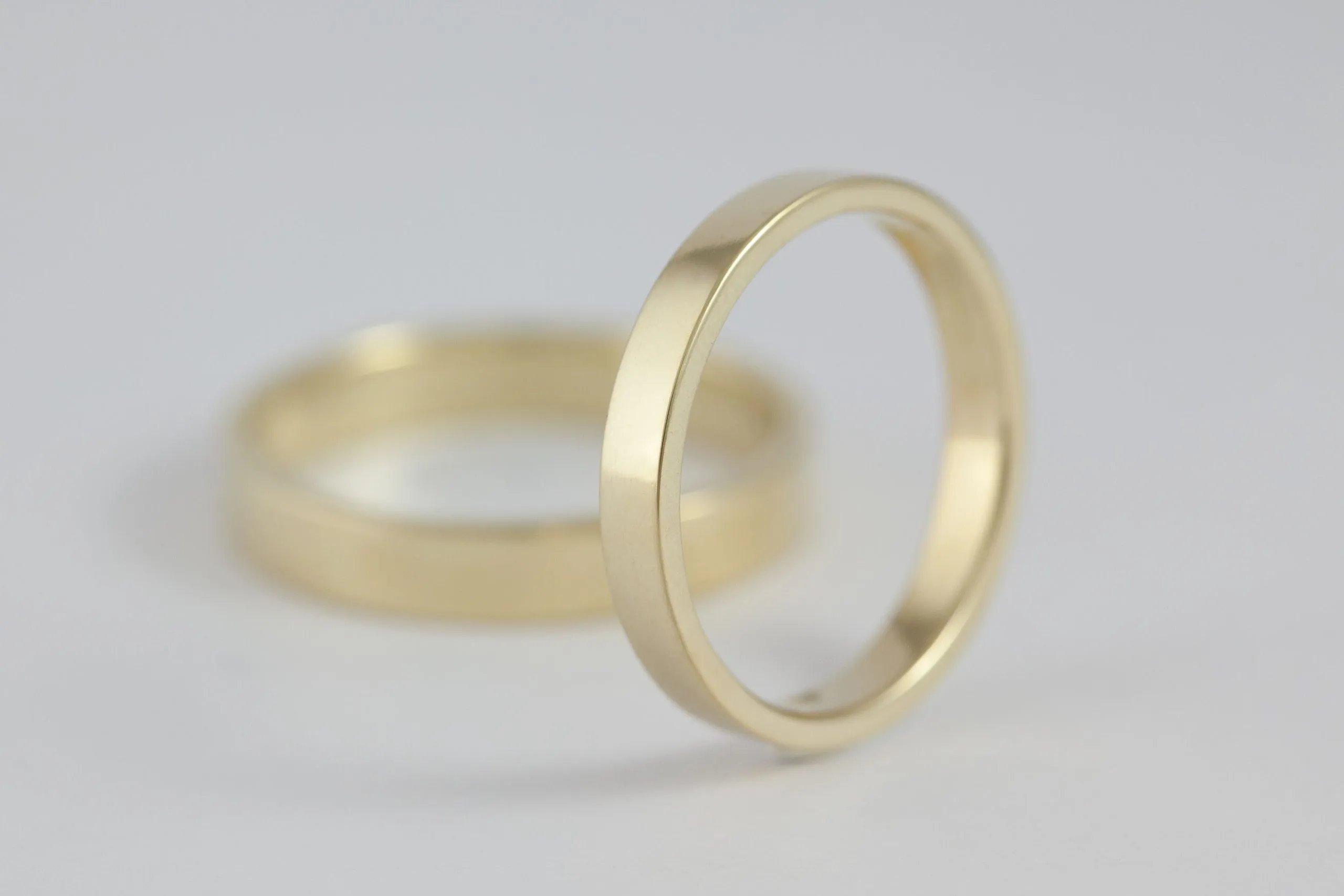 Fedi nuziali a fascetta artigianali in oro 18kt con design geometrico, Monica Candido Gioielli Milano - 4