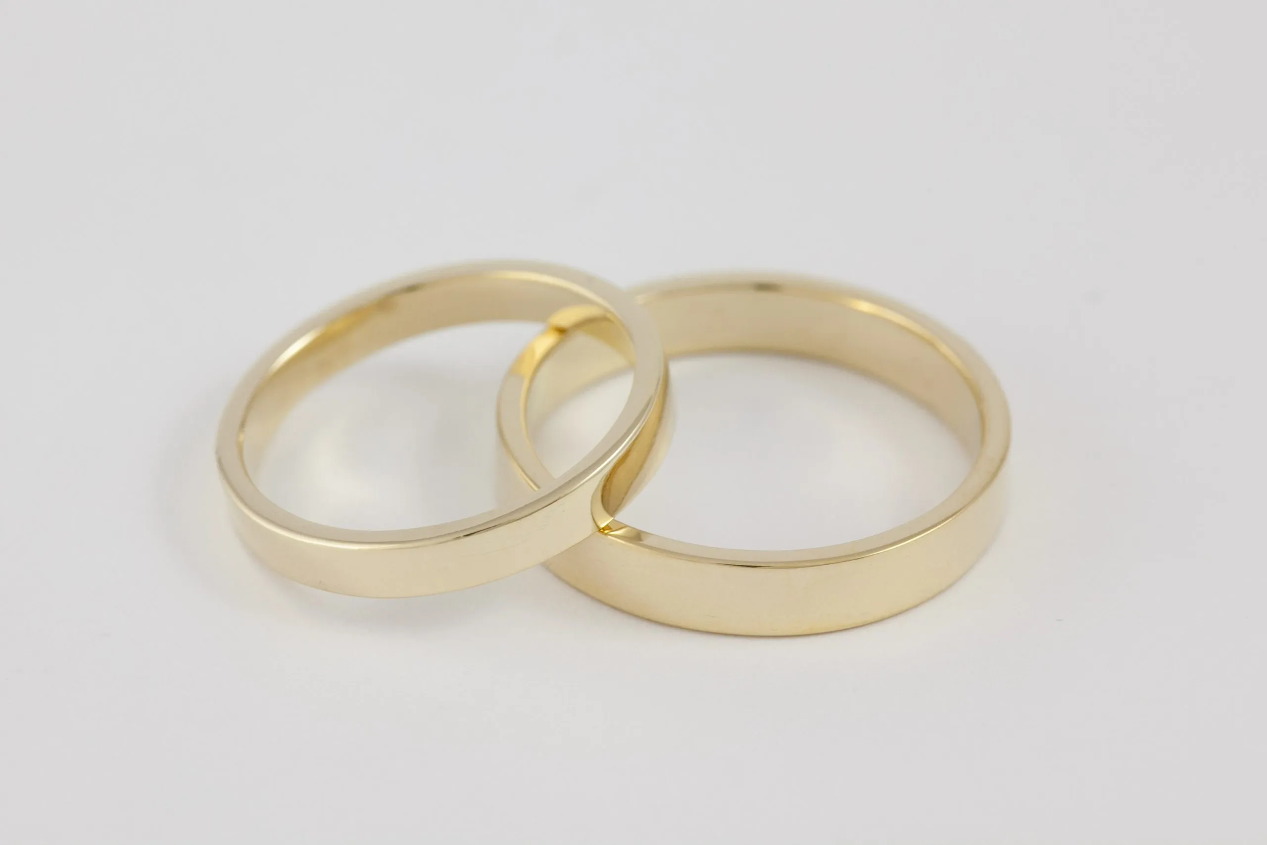 Fedi nuziali a fascetta artigianali in oro 18kt con design geometrico, Monica Candido Gioielli Milano - 5