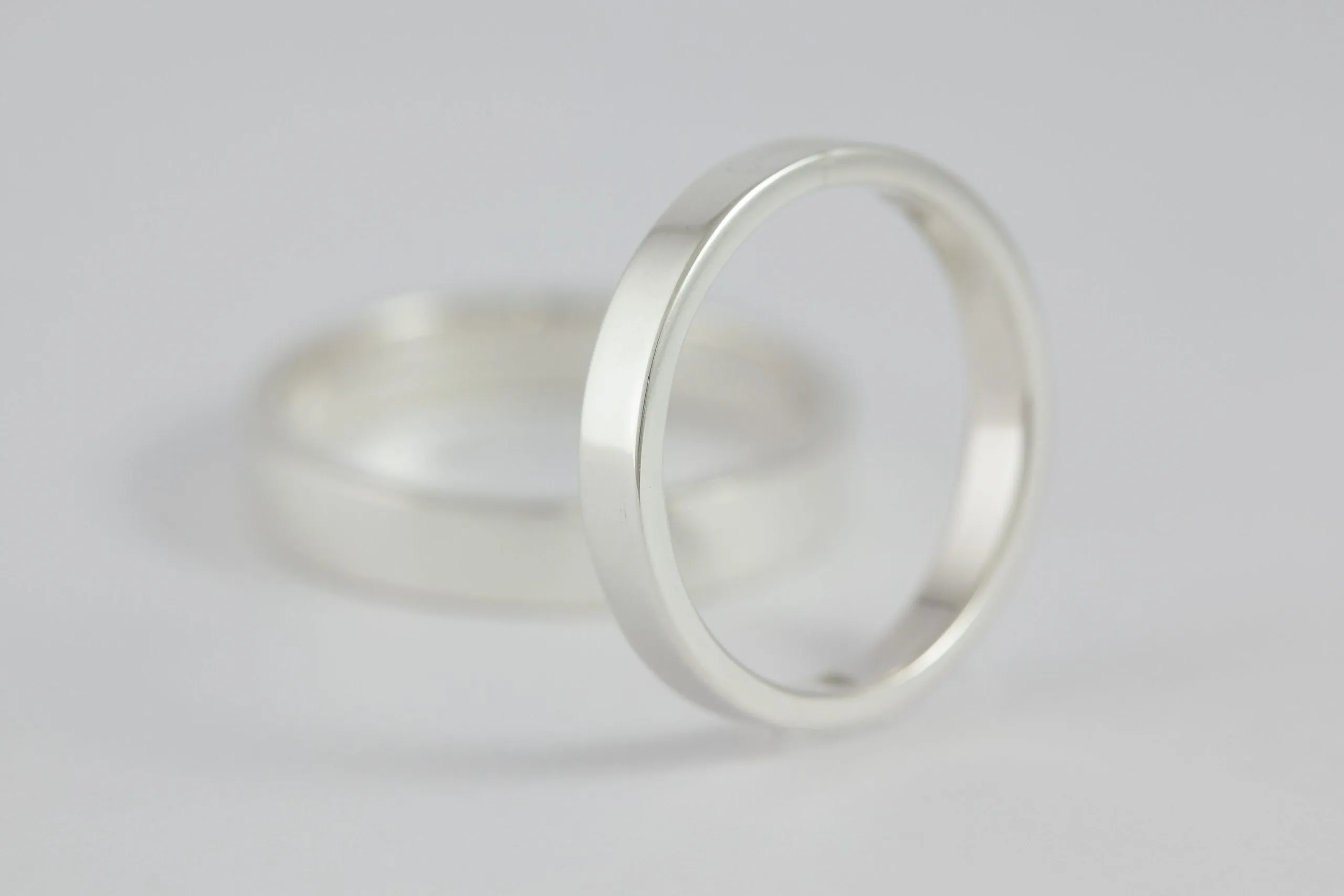 Fedi nuziali a fascetta artigianali in oro 18kt con design geometrico, Monica Candido Gioielli Milano - 7