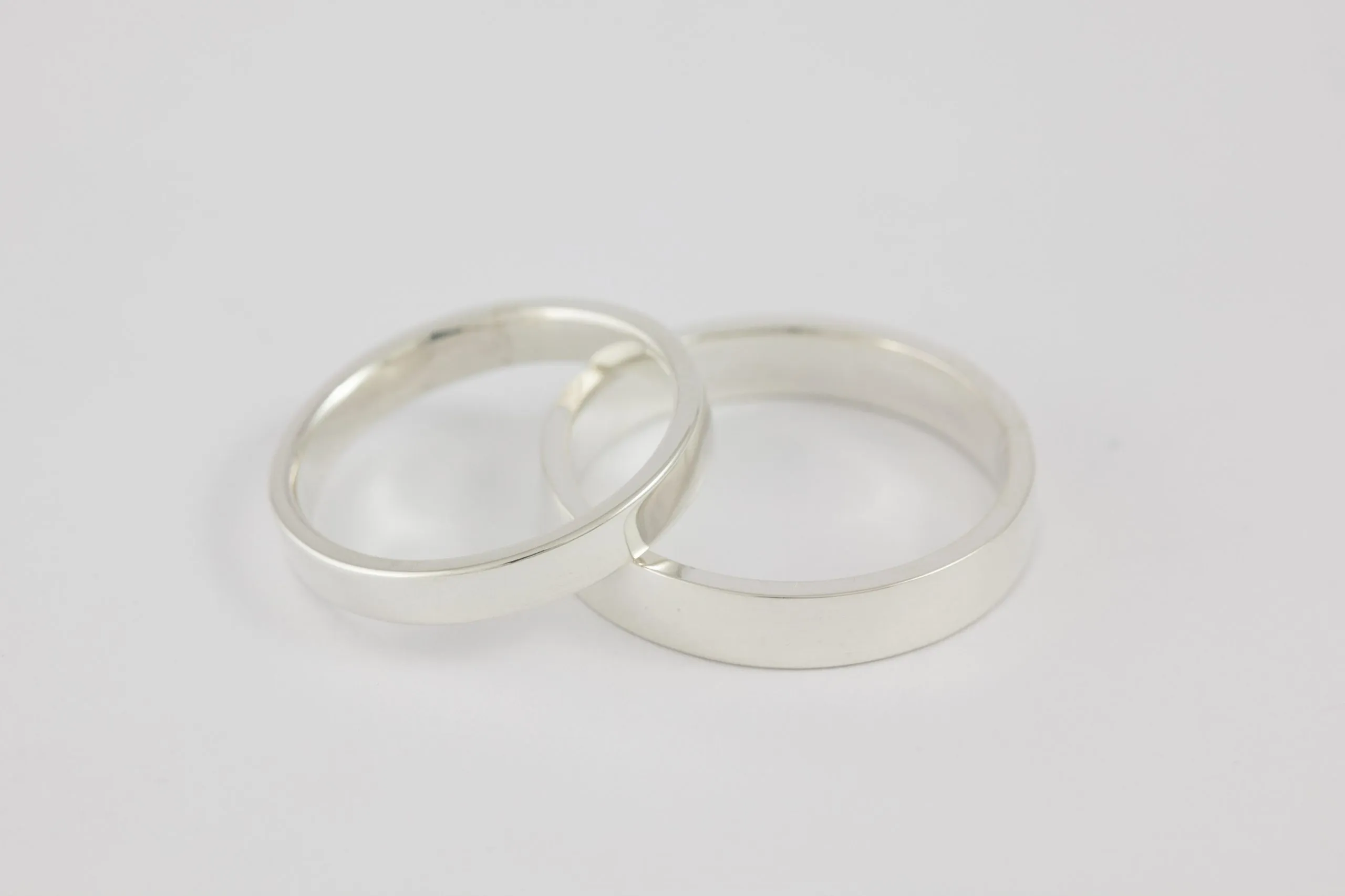 Fedi nuziali a fascetta artigianali in oro 18kt con design geometrico, Monica Candido Gioielli Milano - 8