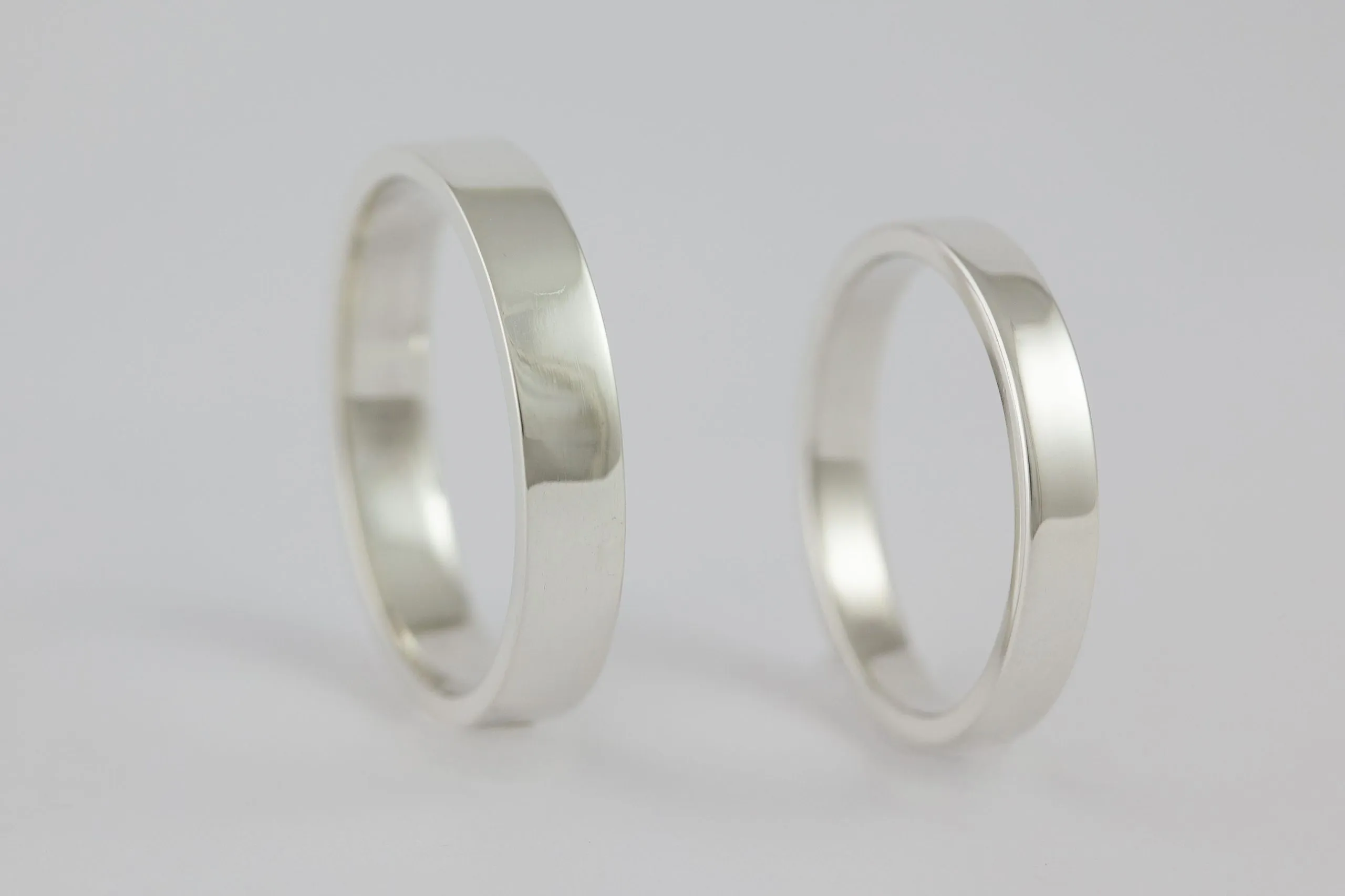 Fedi nuziali a fascetta artigianali in oro 18kt con design geometrico, Monica Candido Gioielli Milano - 9