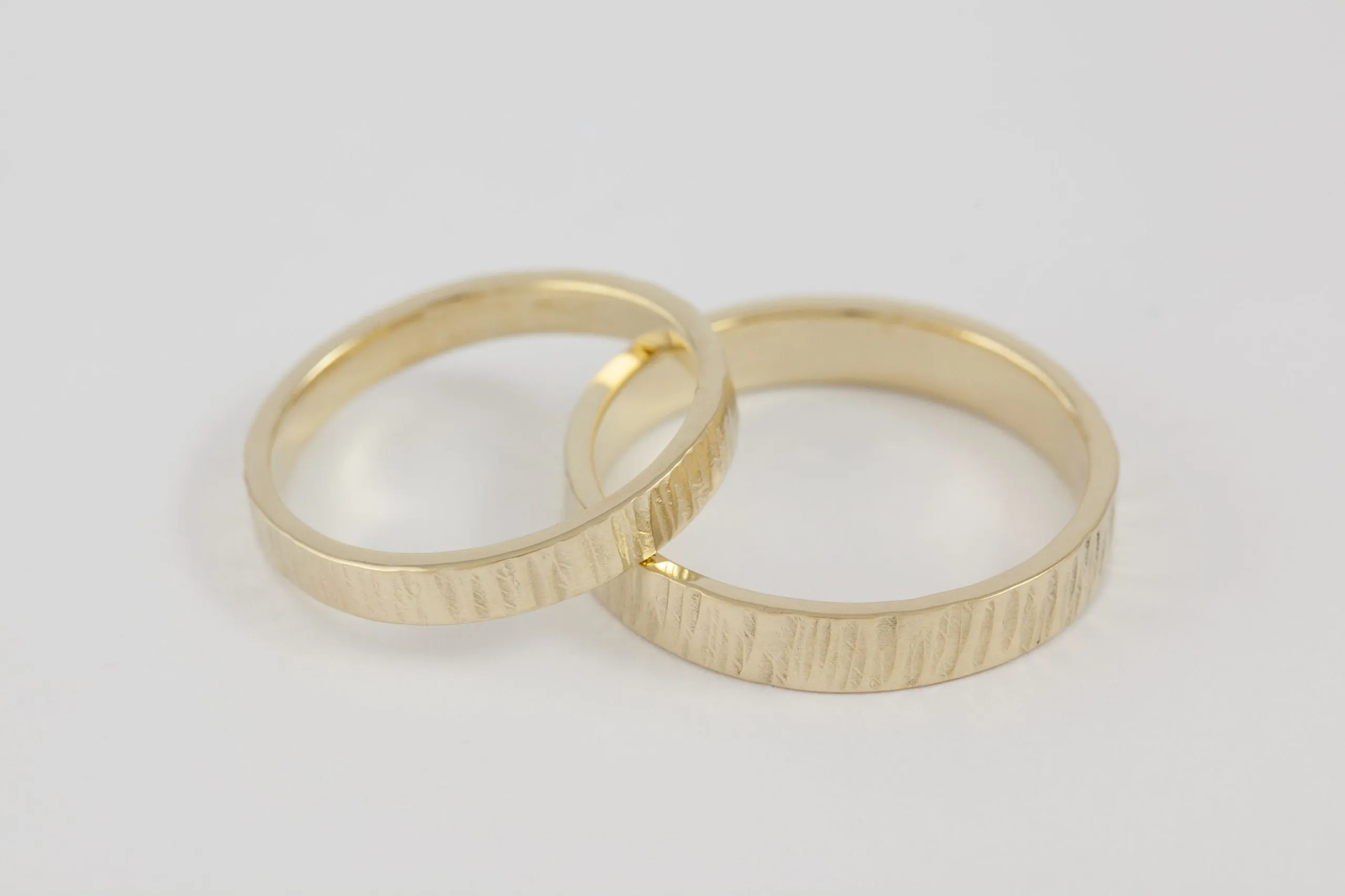 Fedi nuziali fascetta martellata artigianali in oro 18kt con superficie martellata a mano, Monica Candido Gioielli Milano - 1