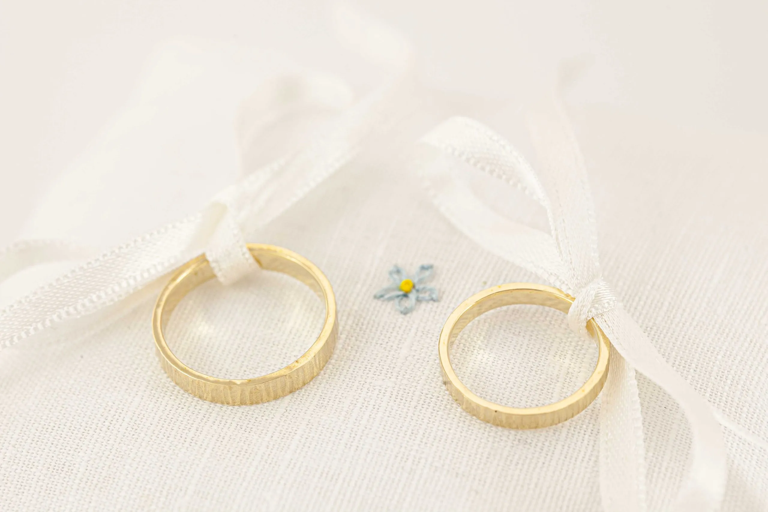 Fedi nuziali fascetta martellata artigianali in oro 18kt con superficie martellata a mano, Monica Candido Gioielli Milano - 10