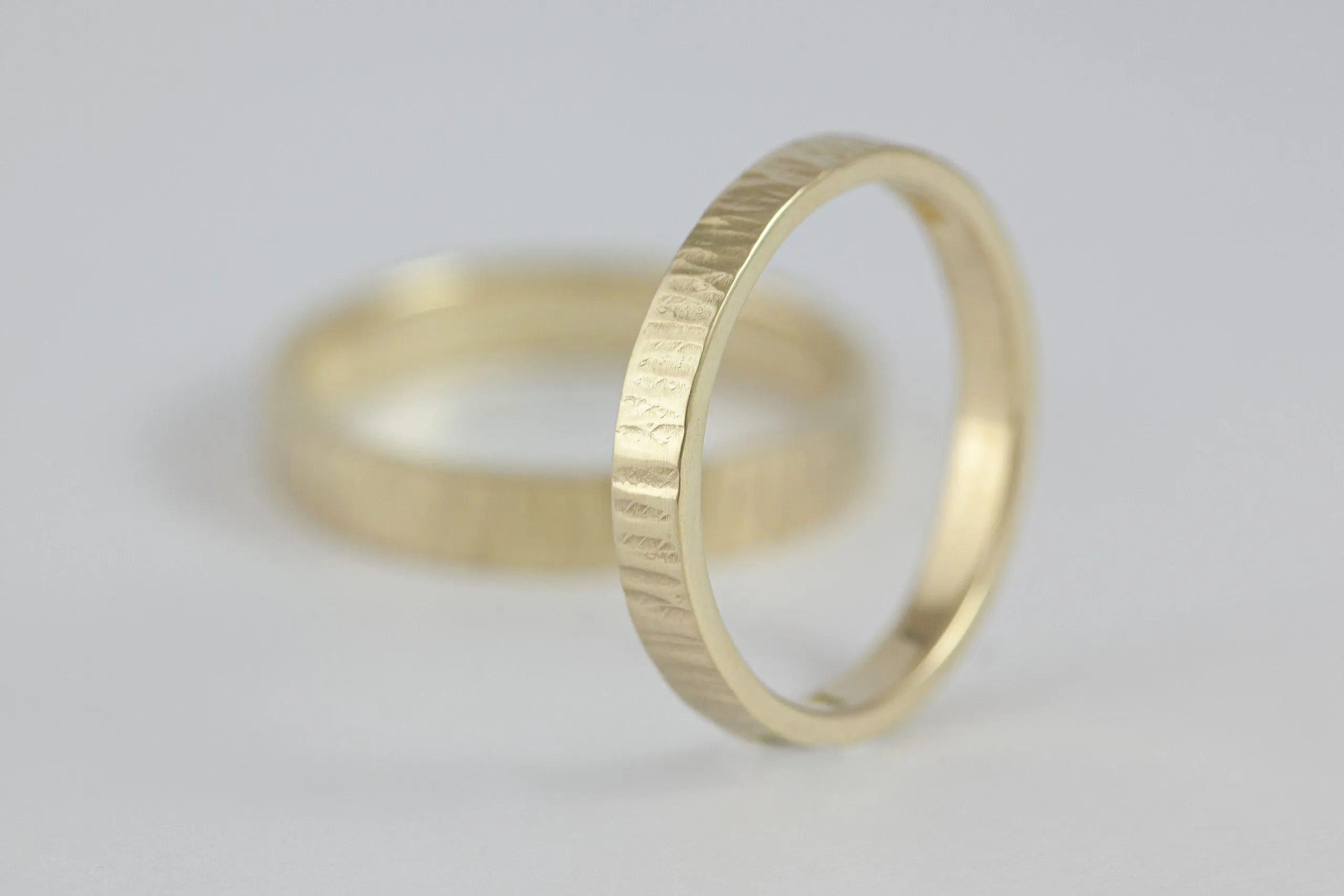 Fedi nuziali fascetta martellata artigianali in oro 18kt con superficie martellata a mano, Monica Candido Gioielli Milano - 2