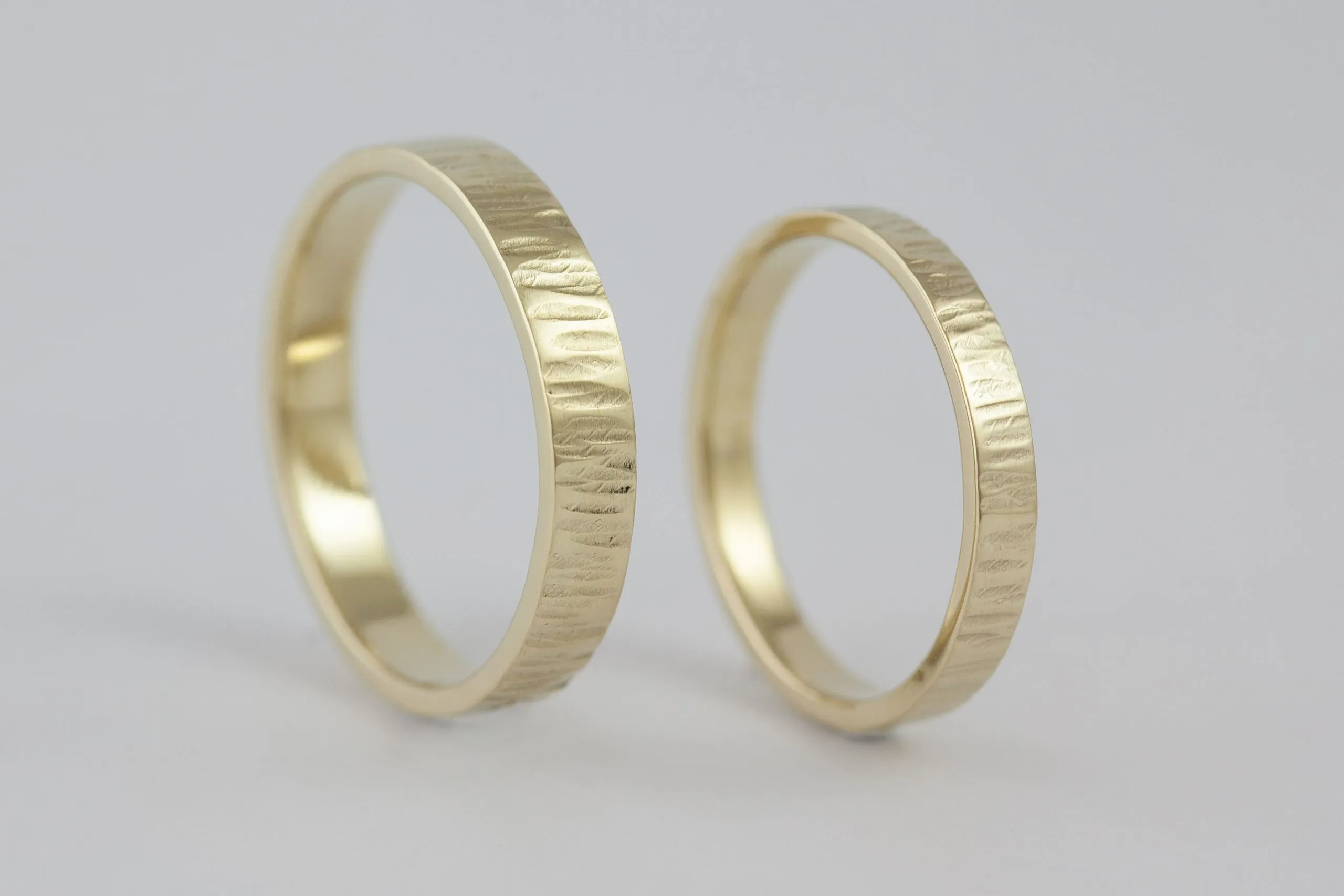 Fedi nuziali fascetta martellata artigianali in oro 18kt con superficie martellata a mano, Monica Candido Gioielli Milano - 3